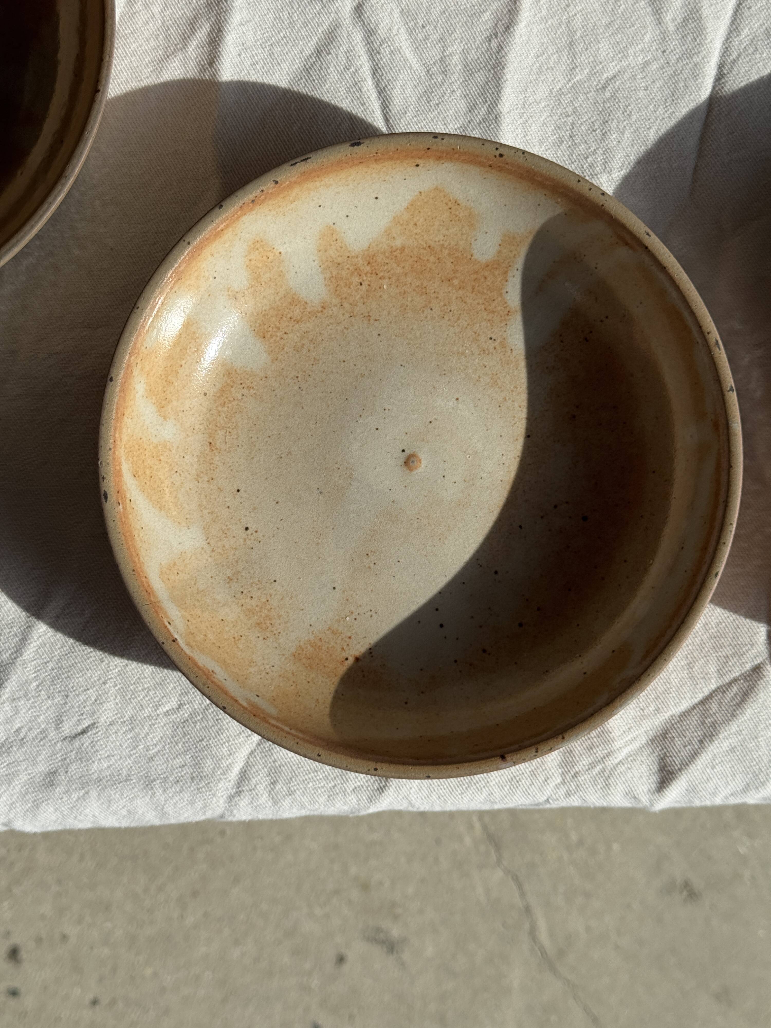 11 assiettes creuses artisanales vintage en grès mat