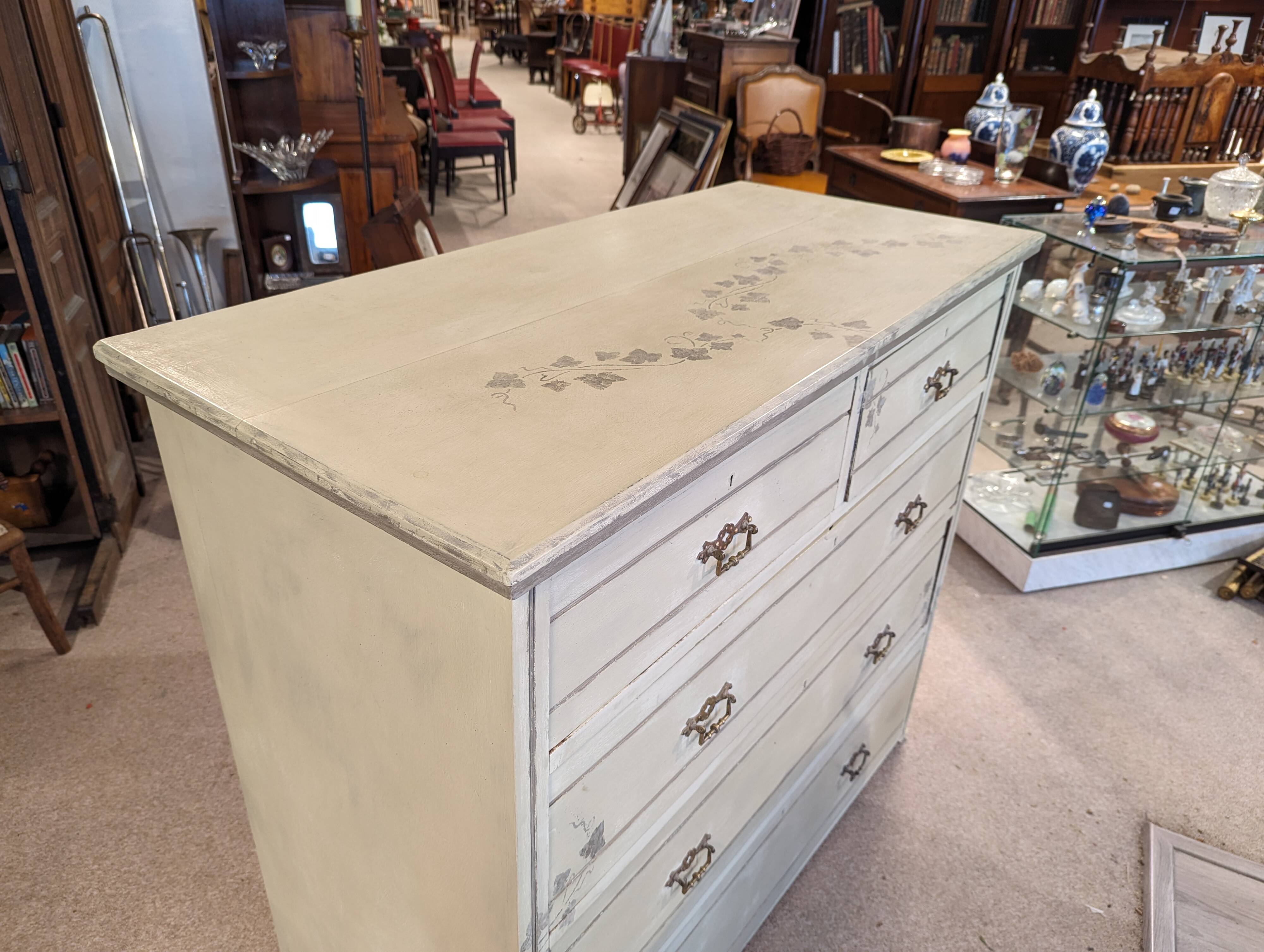 Grande commode patinée