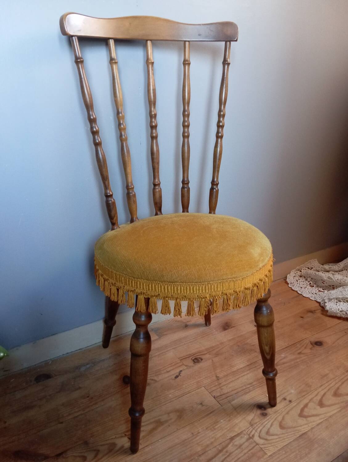 Vintage chair in turned wood and gold velvet, 1960
