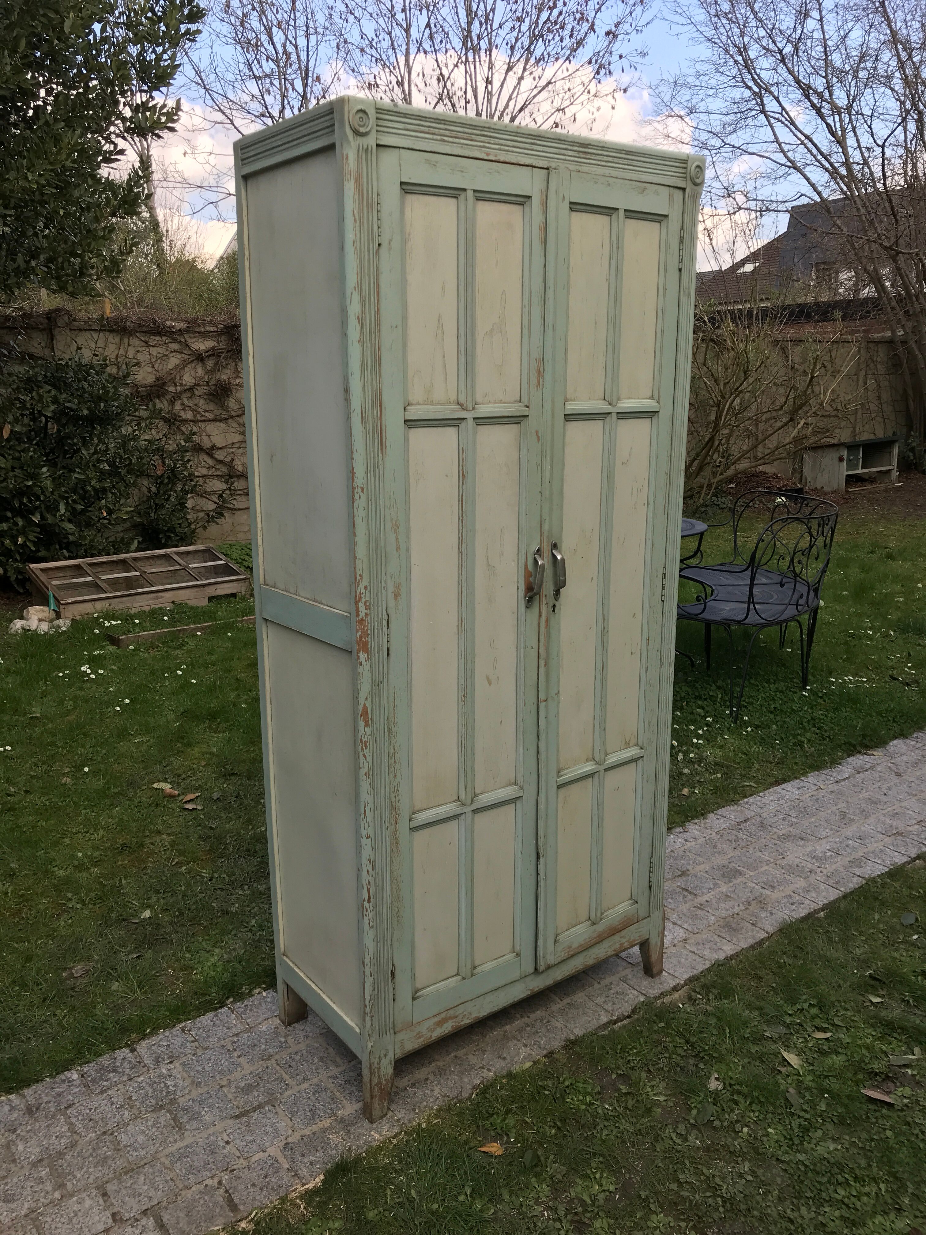 Armoire parisienne verte à panneaux vintage 1940/1950