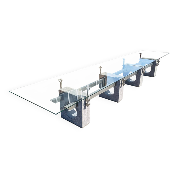 Immense table de conférence ou de salle à manger en béton brutaliste, années 1970.
