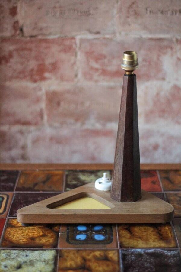 Lampe art déco, lampe de table, lampe à poser, lampe de chevet, lampe bois conique avec socle triangulaire , 40's