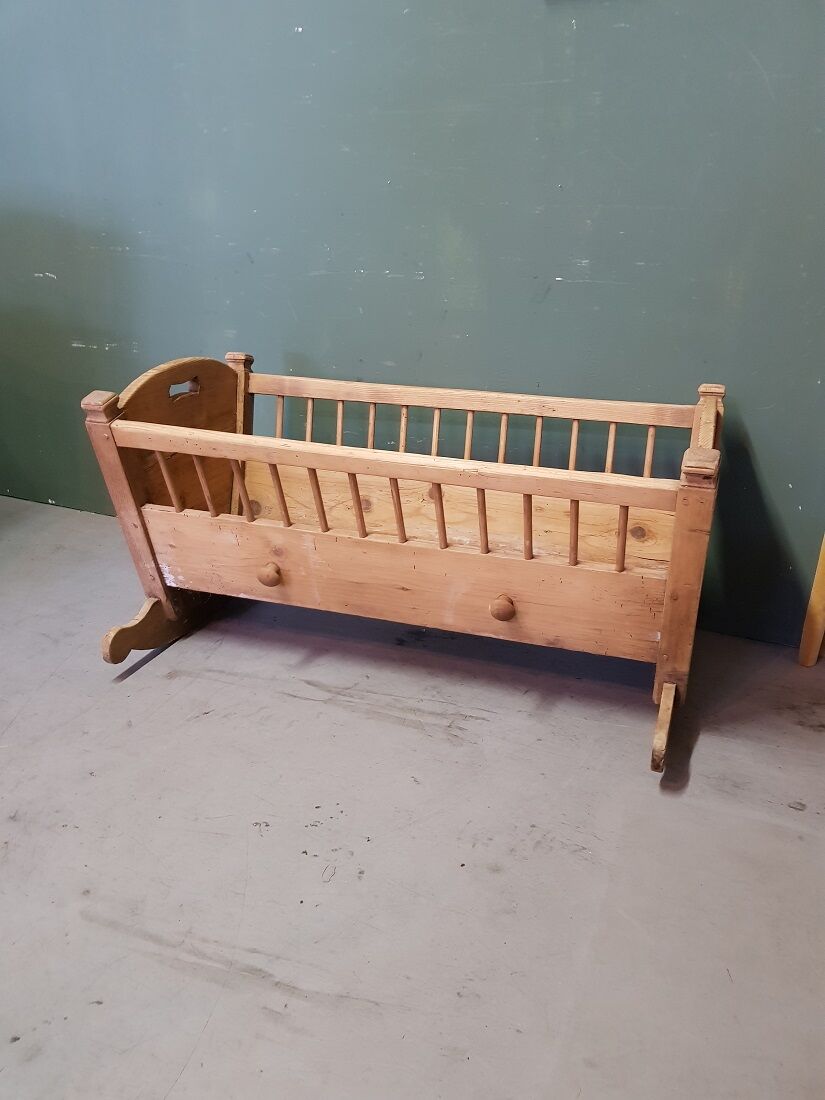 Late 19th century dutch pine wood rocking cradle