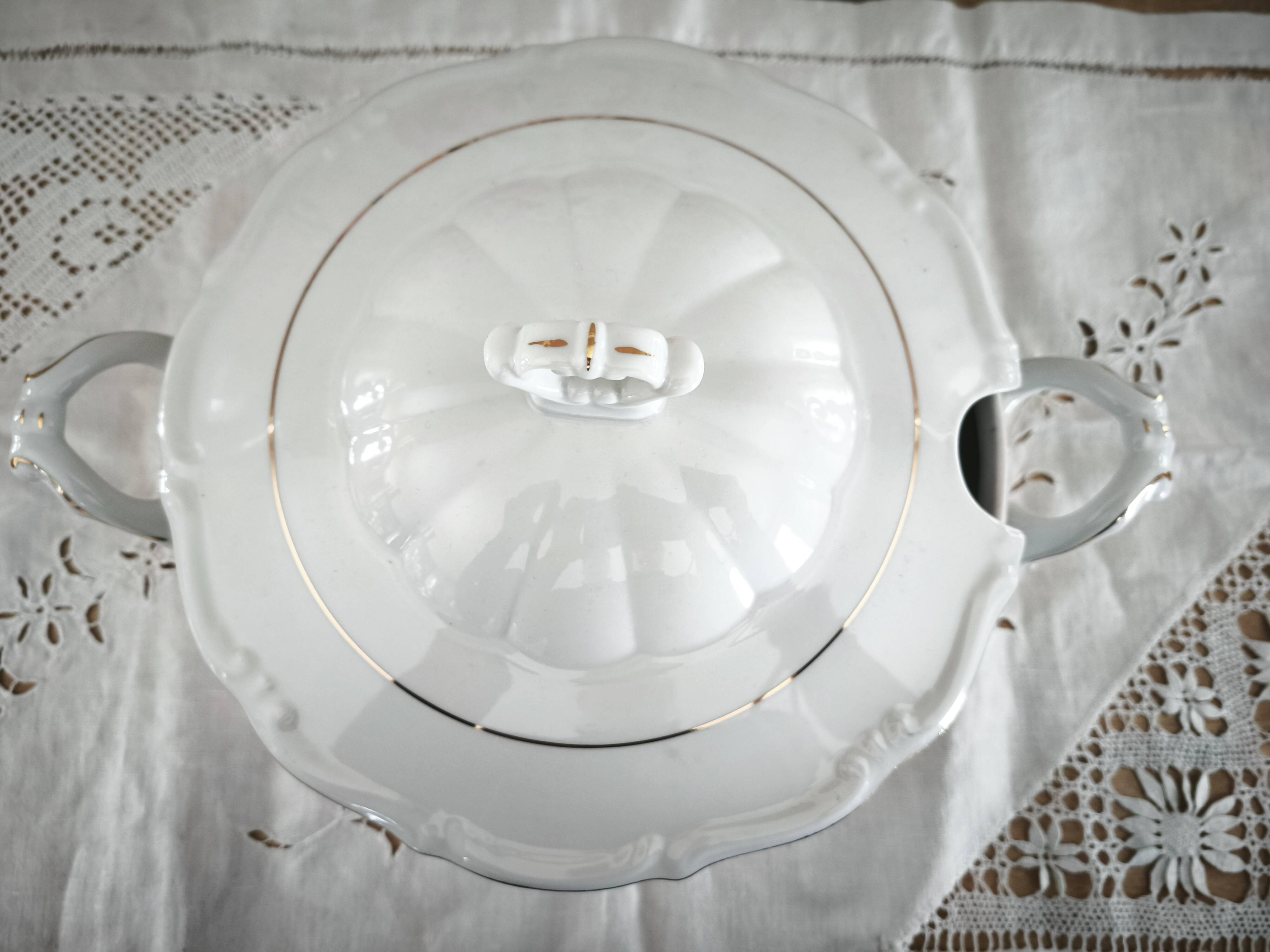 Porcelain soup tureen, white manufacture with double gold line, hand-painted.