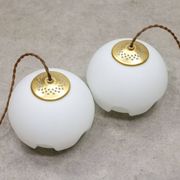 Lampe suspendue en laiton et opaline italienne du milieu du siècle