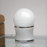 Lampe de table blanche en verre opalin blanc années 1970