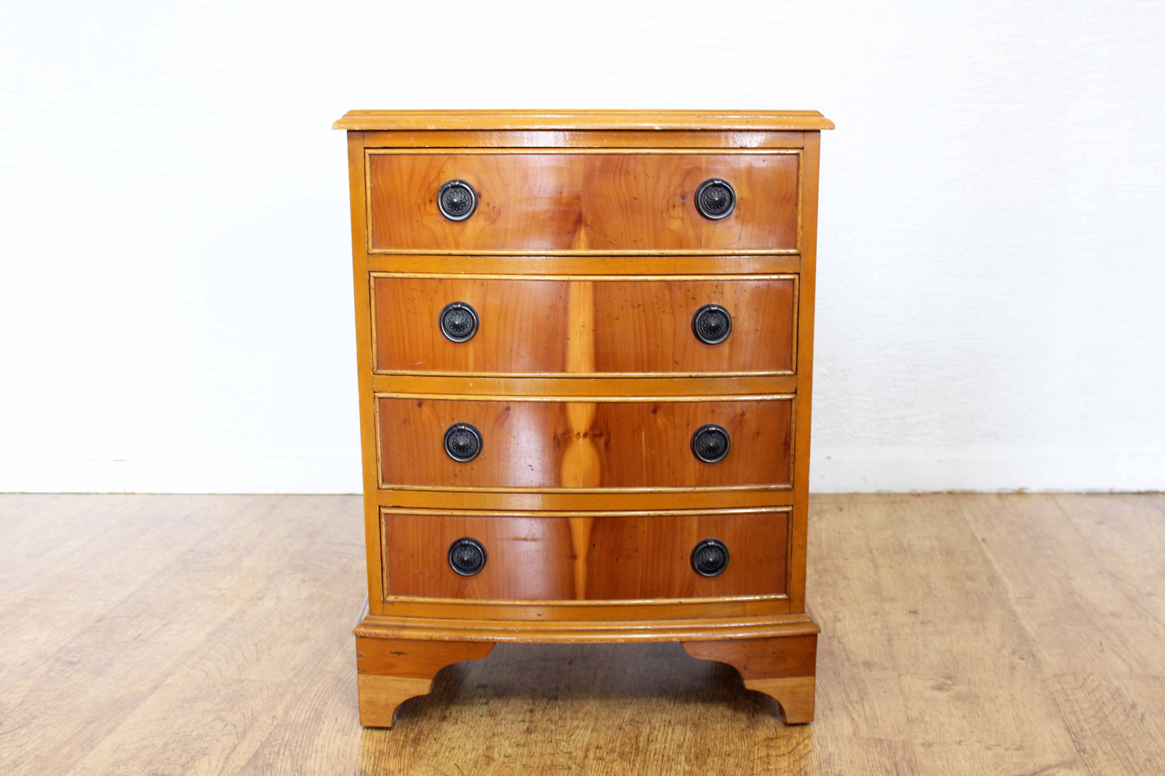 Small vintage chest of drawers