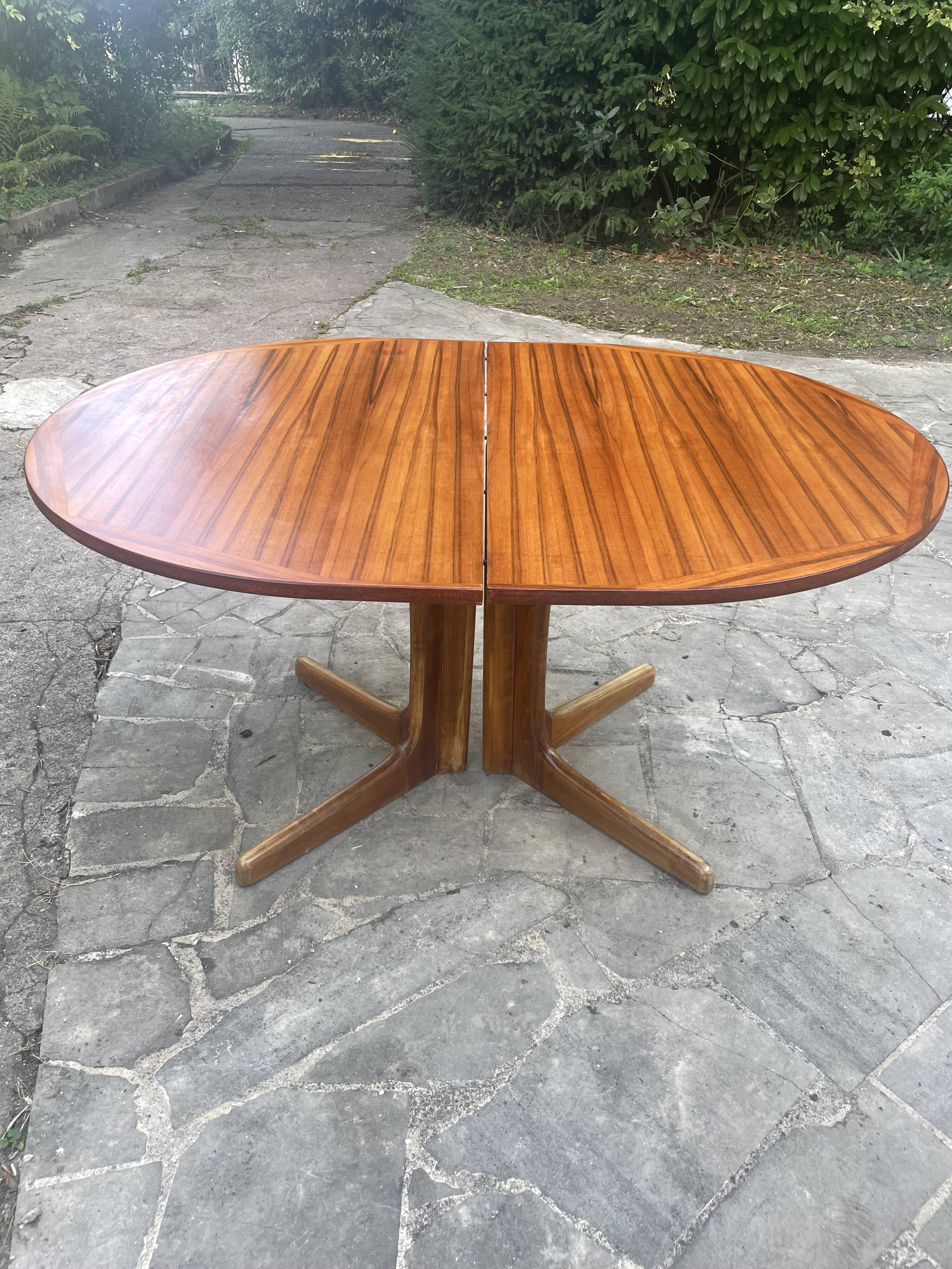Baumann oval table