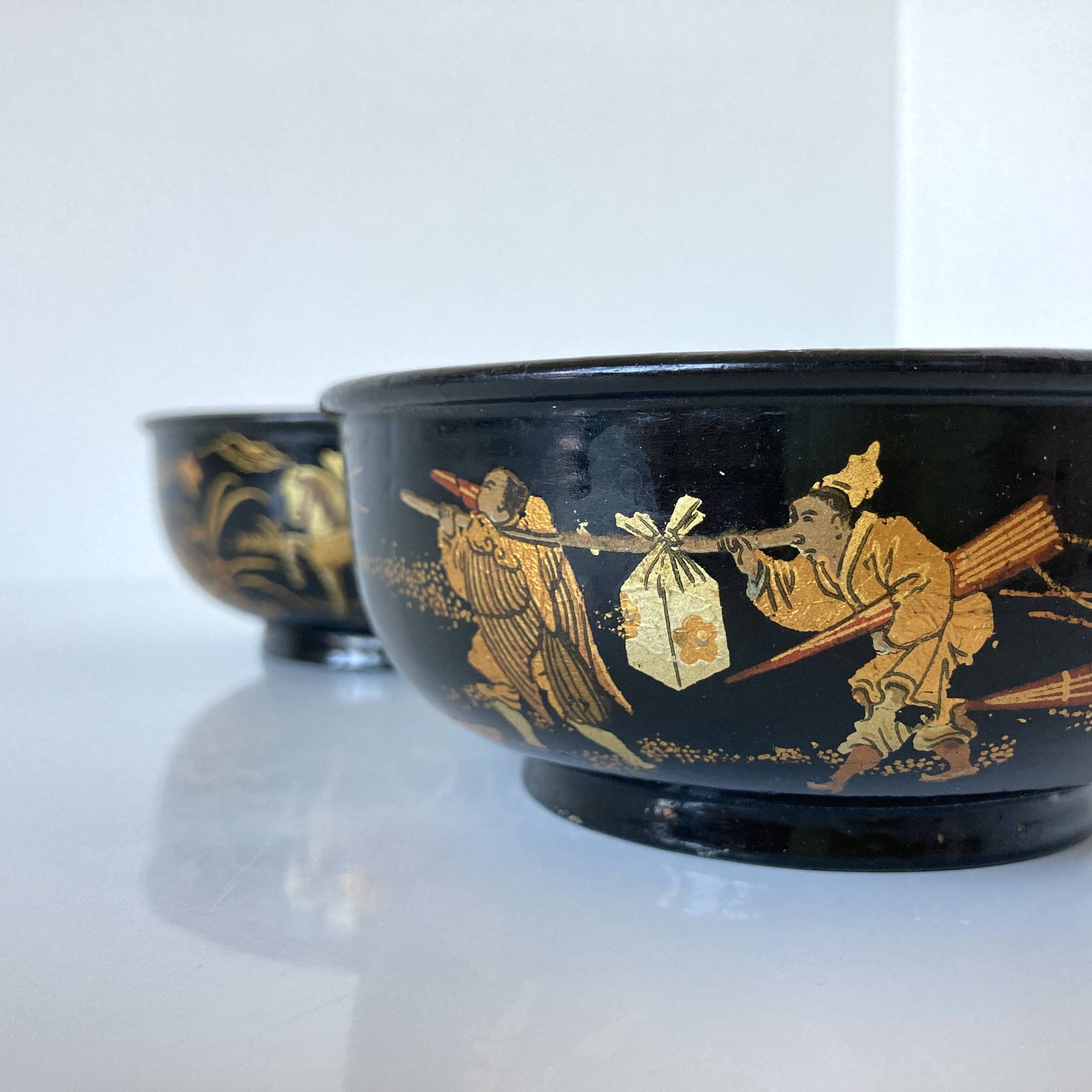 Pair of old bowls in boiled and lacquered cardboard with Chinese or Japanese decoration.
