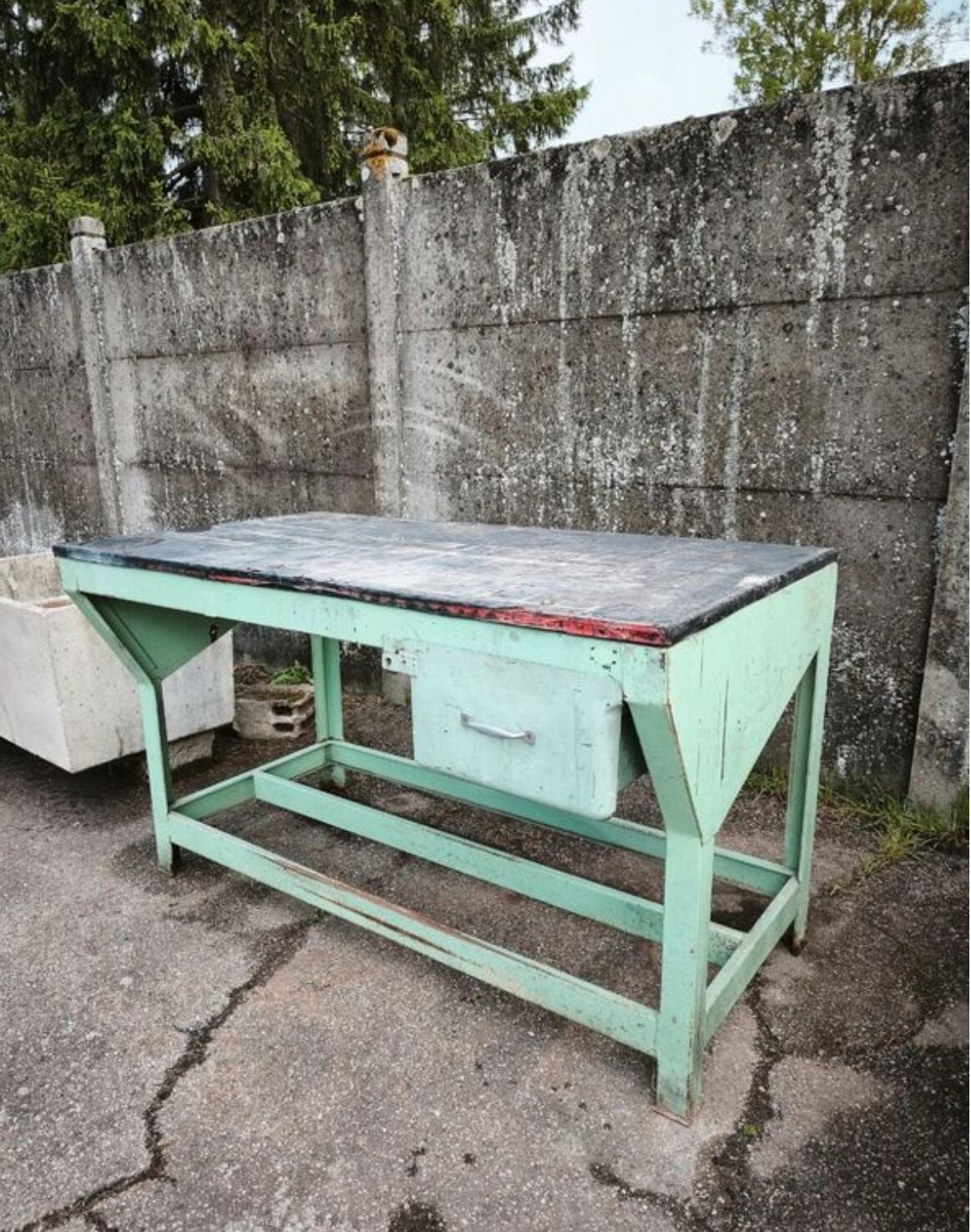 Ancien établi industriel en métal et bois