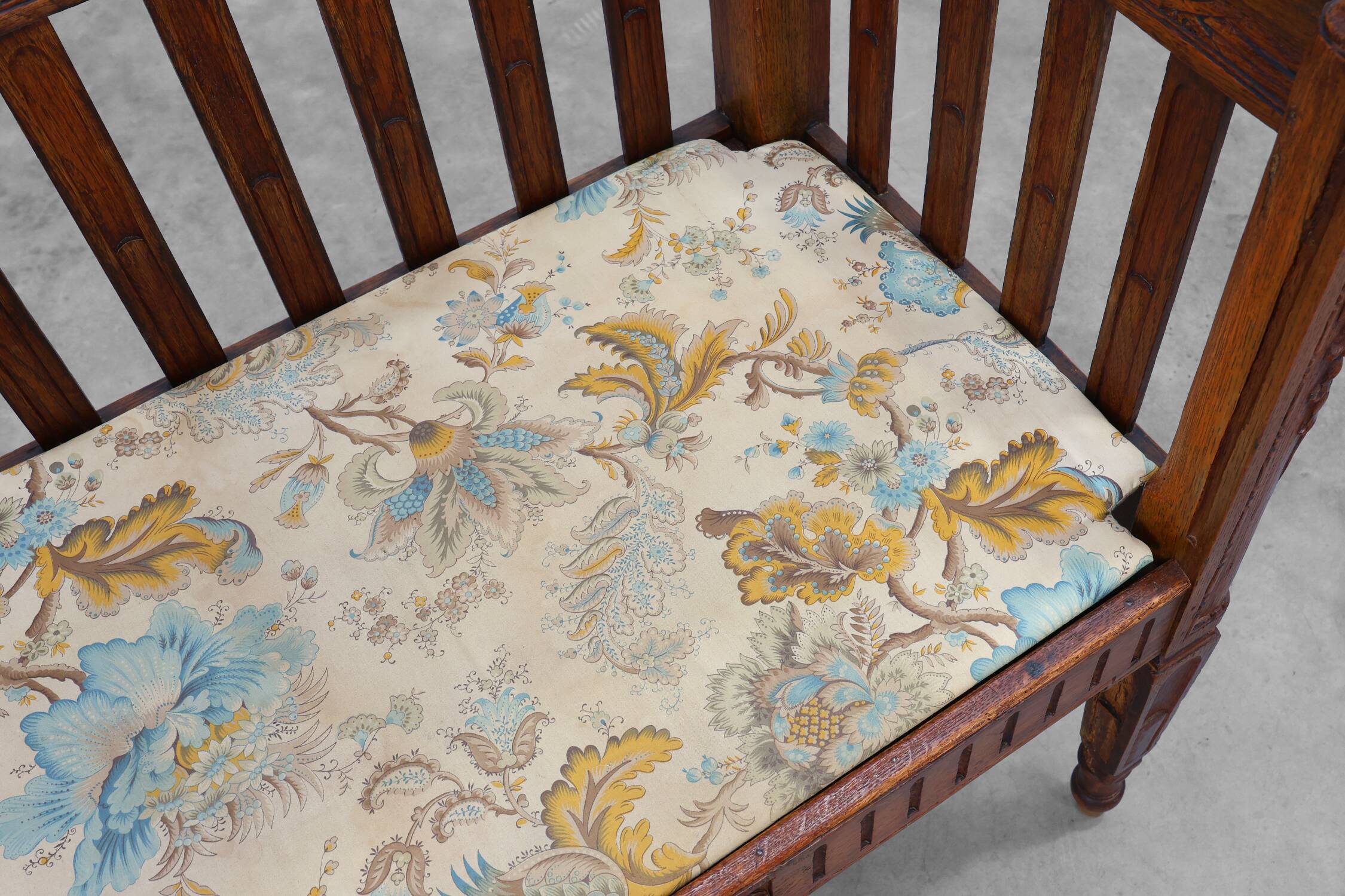 Large Arts & Crafts oak side chair, Belgium ca. 1915