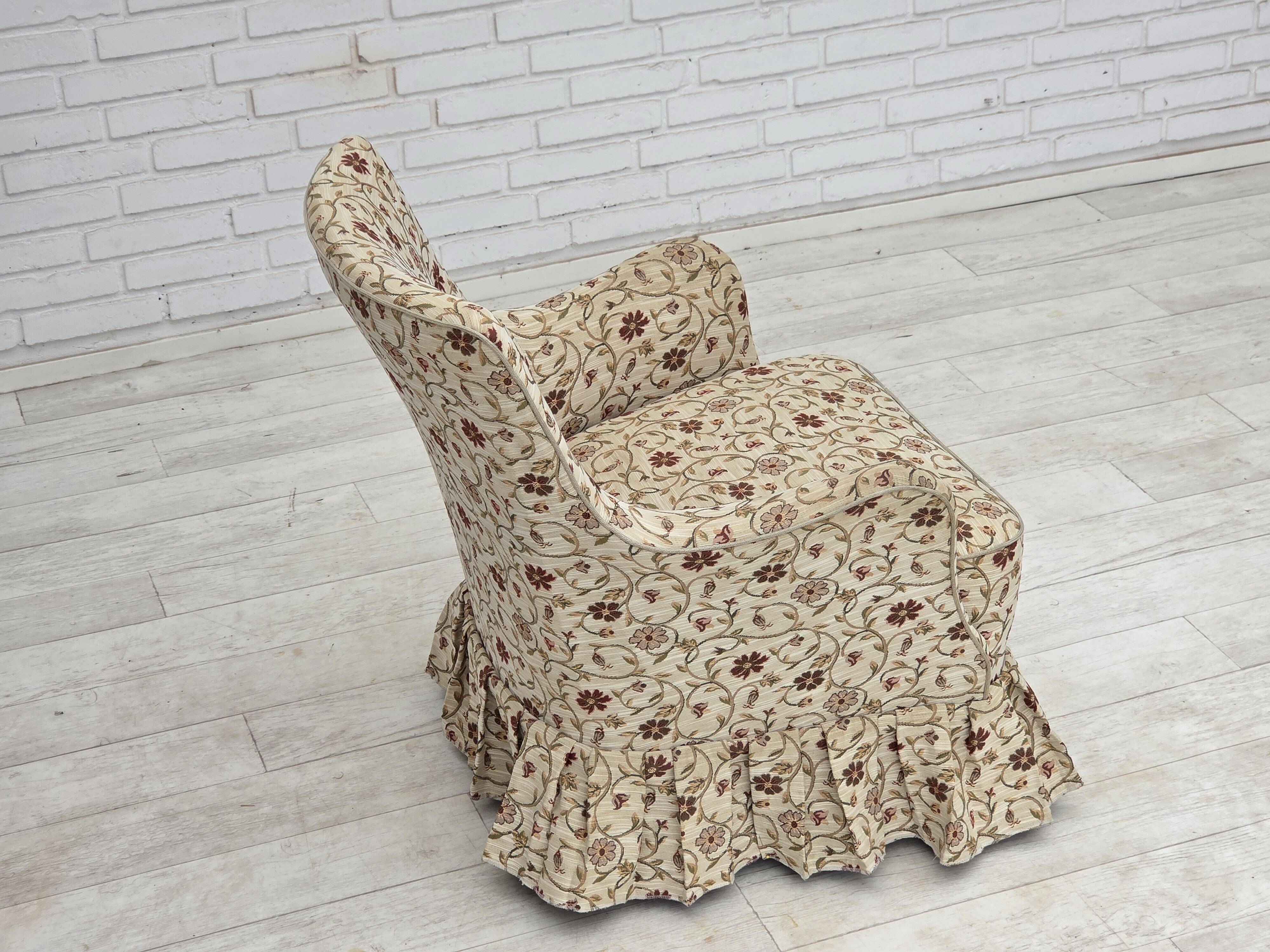Fauteuil danois des années 1970, tissu jacquard, pieds en bois d'orme.