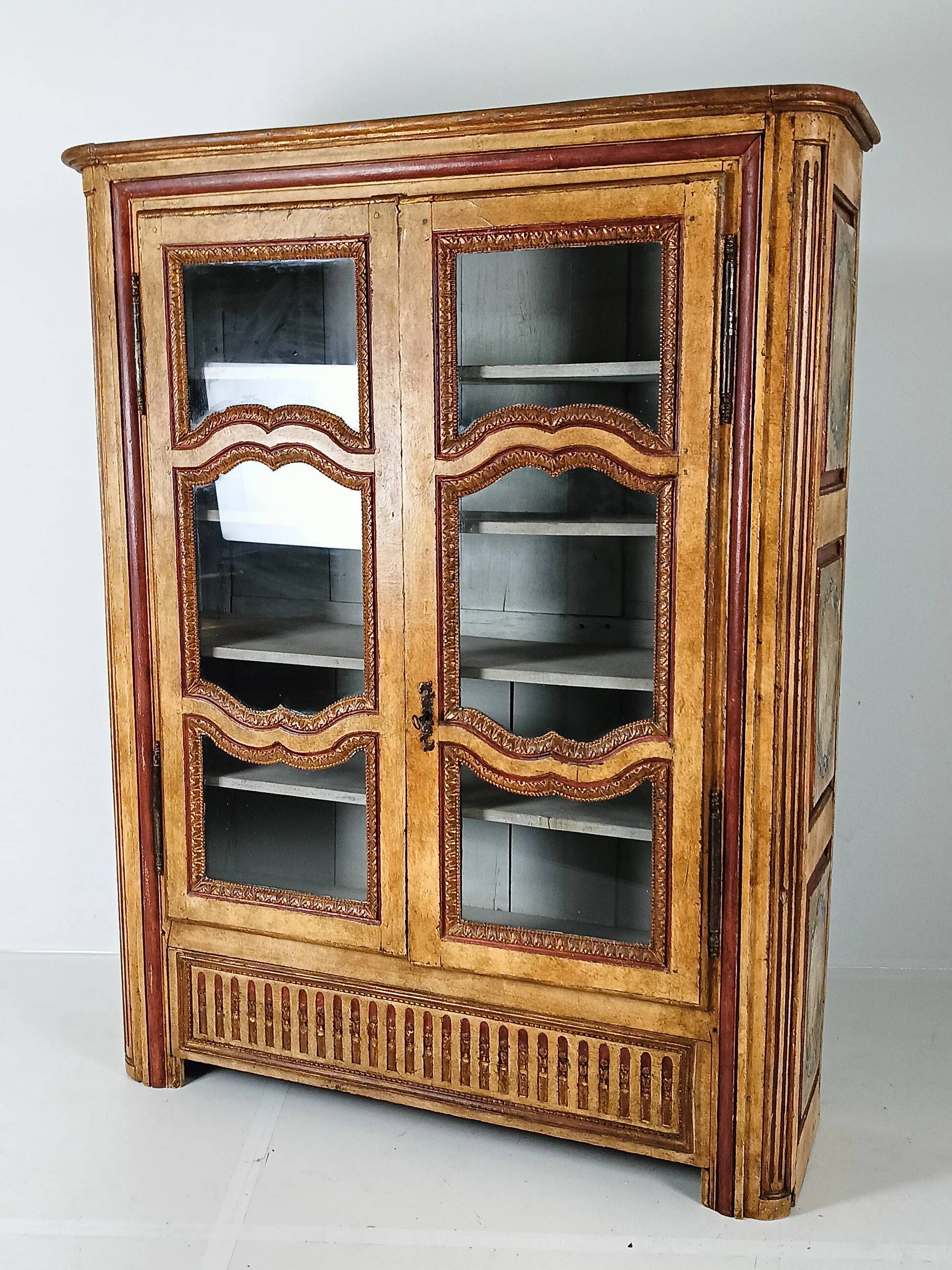 Vitrine française ancienne peinte