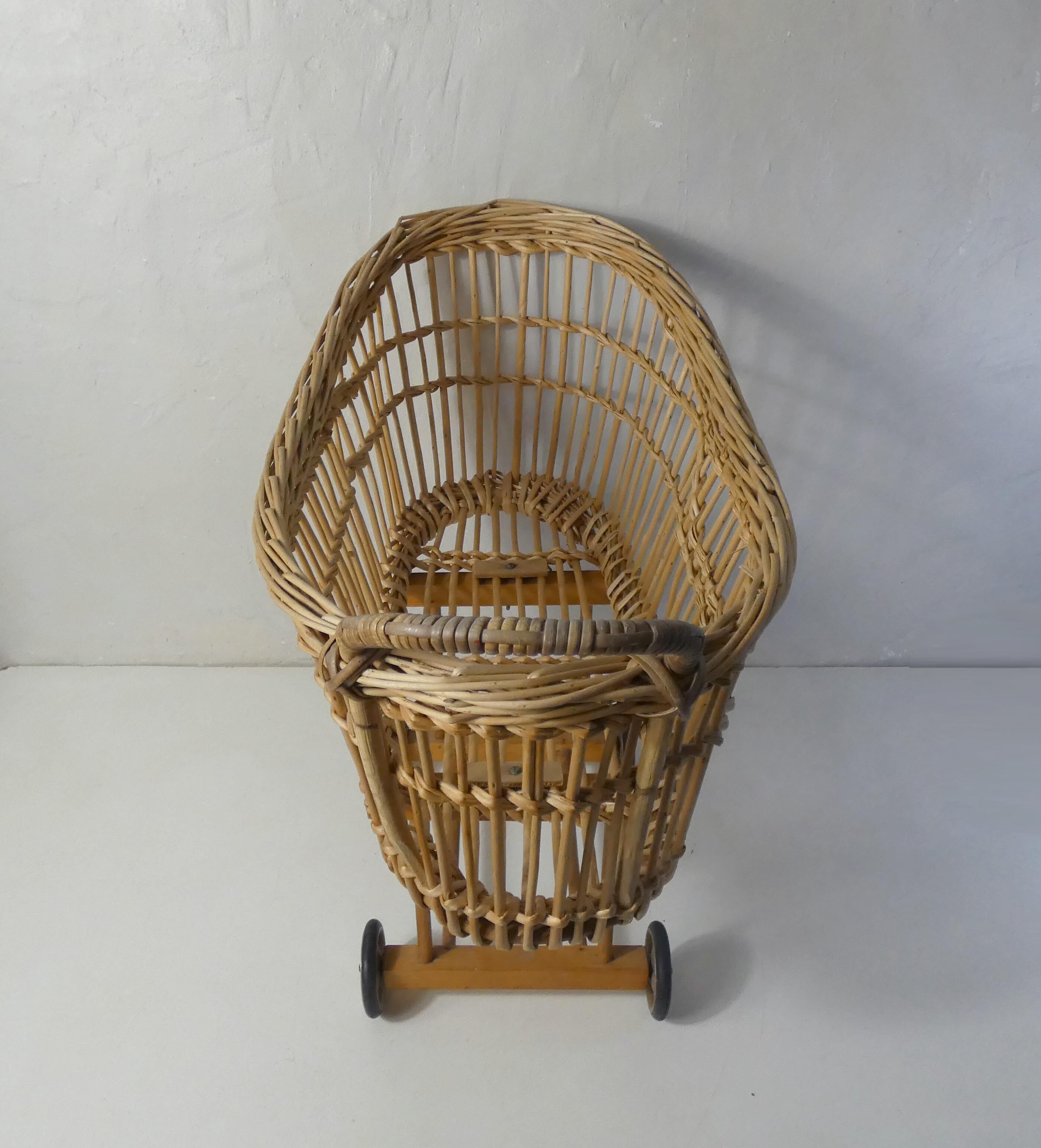 Rattan pram