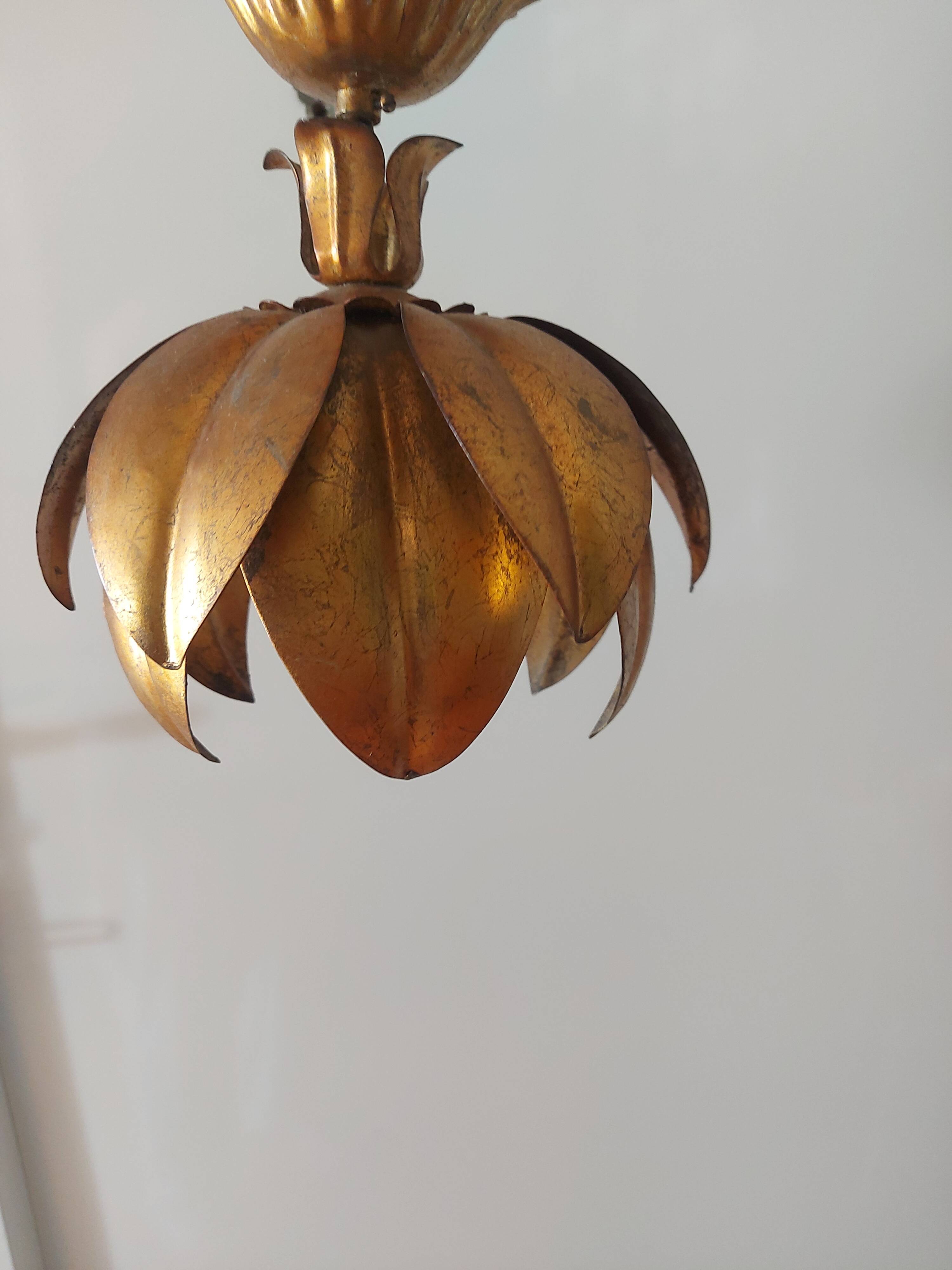 Flower ceiling light in gilded metal