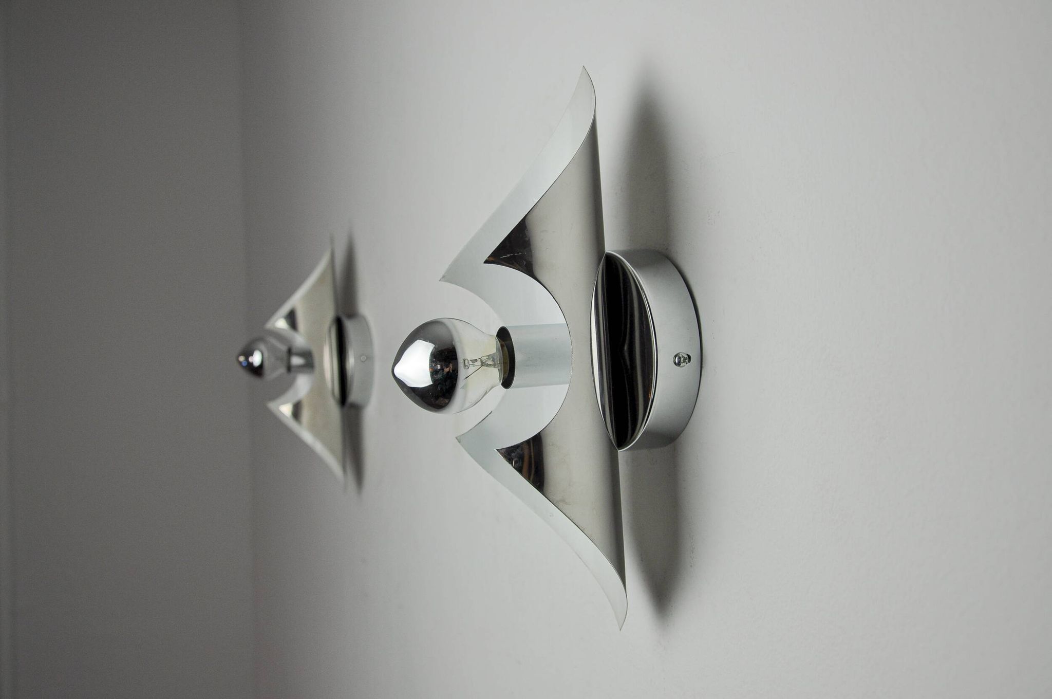 Pair of "folio" wall lights, space age, chromed metal, Italy, 1970