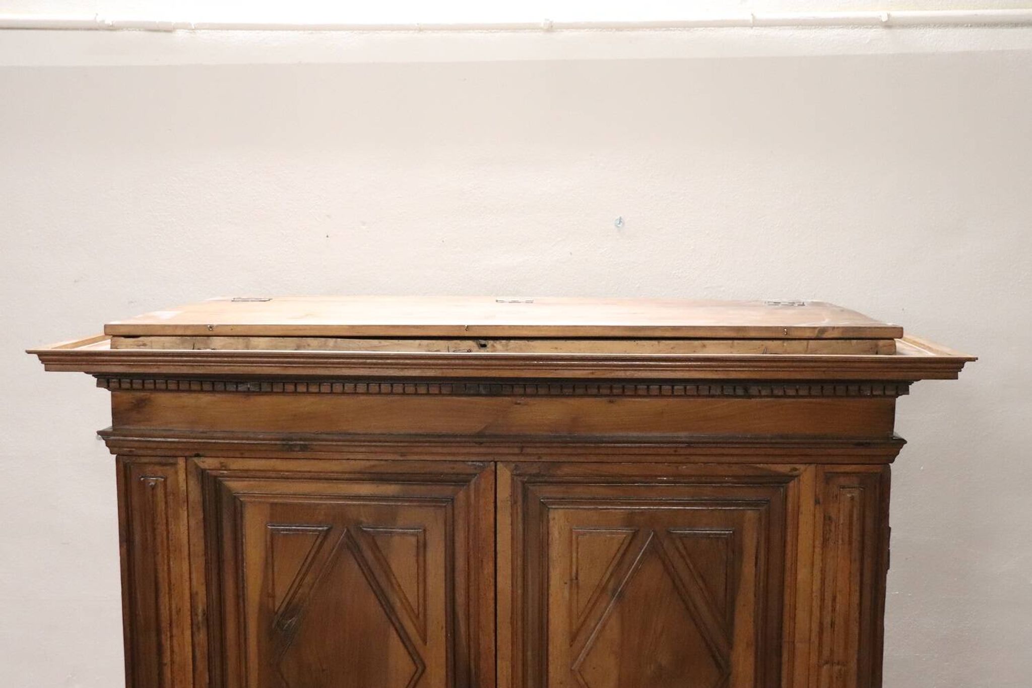 Armoire à Secret Du 17ème Siècle En Noyer