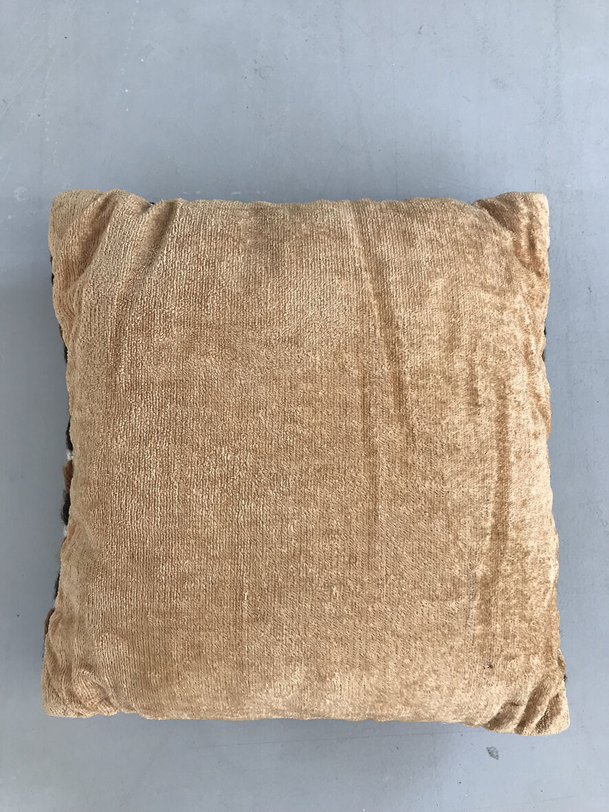 Wool embroidery cushion 40x40cm