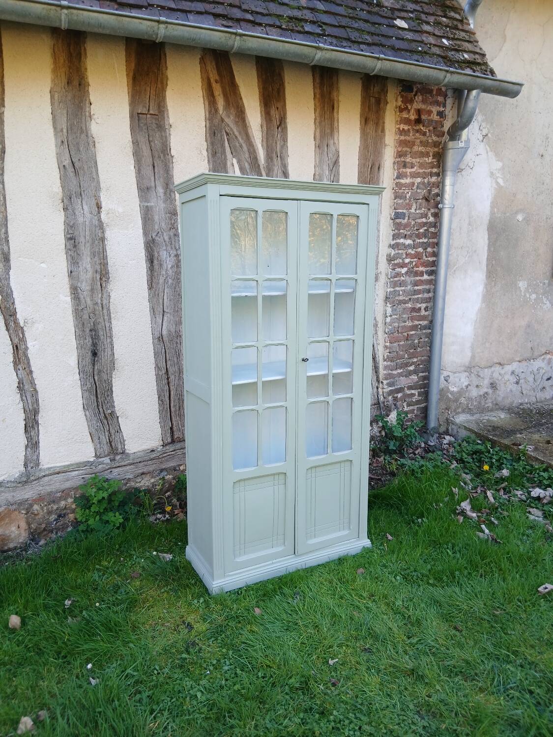 Parisian style display cabinet with 2 doors and 3 shelves in Luxembourg green.