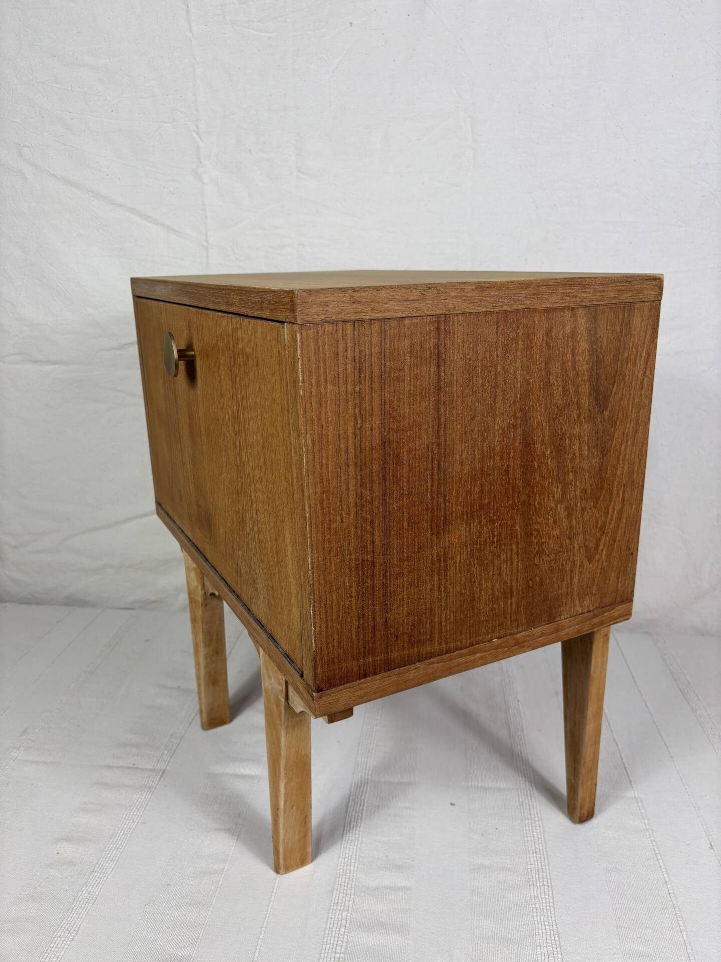 Table de chevet vintage en bois – Esprit années 50/60