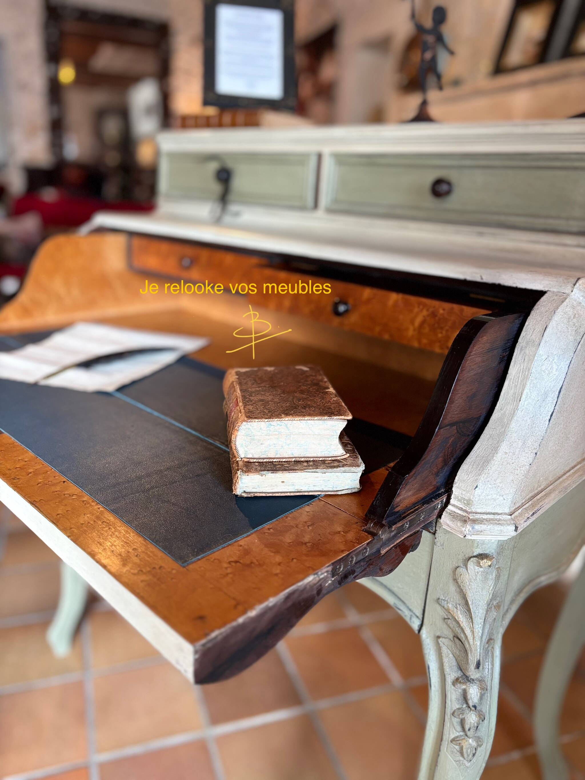 Cylinder desk, between light and the gentleness of time