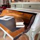 Cylinder desk, between light and the softness of time.