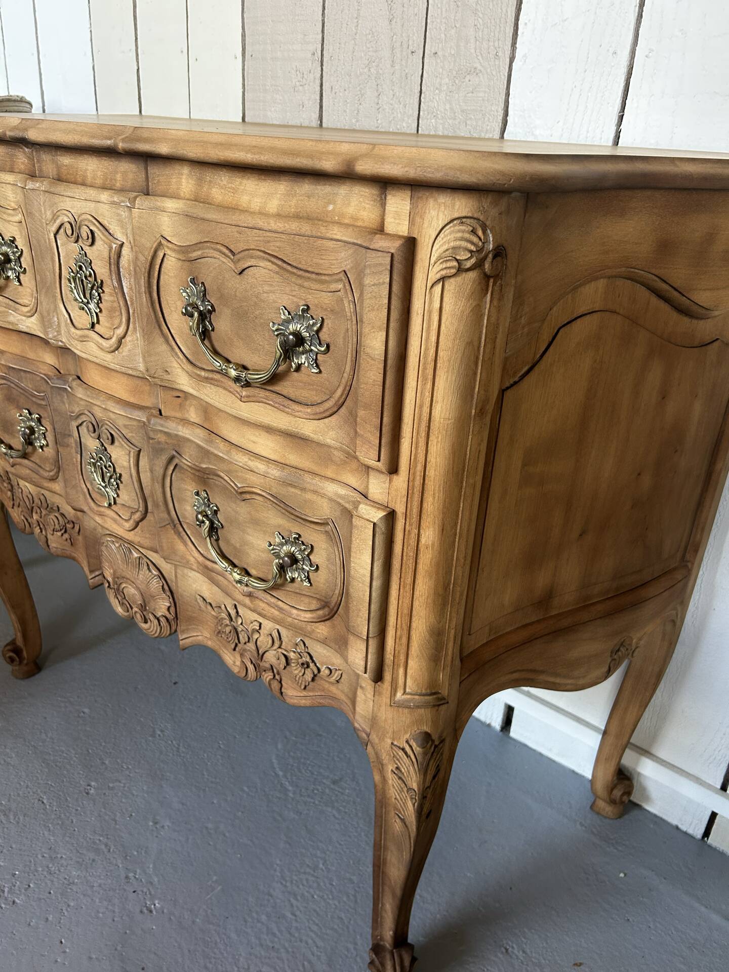 Commode sauteuse de style Louis XV en merisier massif