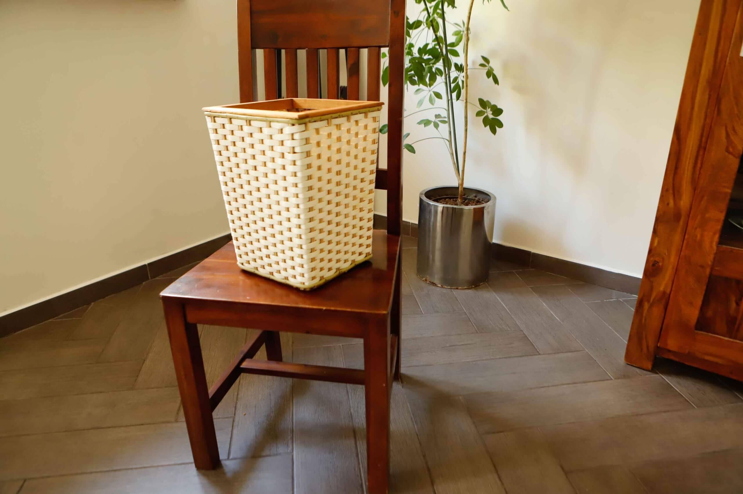 Retro plastic wicker basket with wooden frame