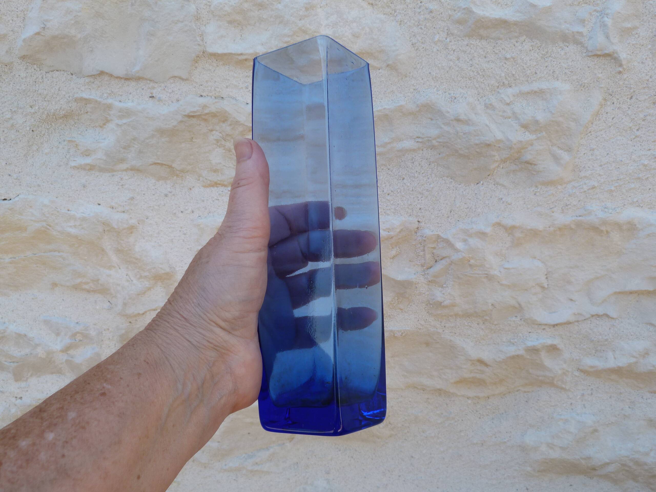 Vase vintage en verre bleu