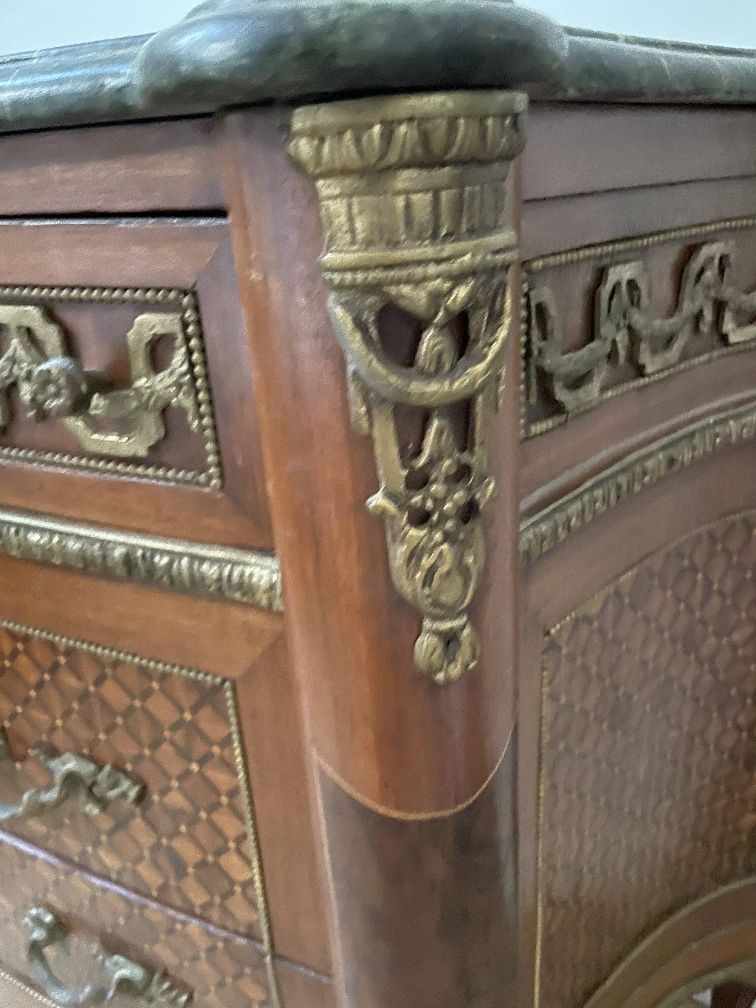 Commode style Louis XVI