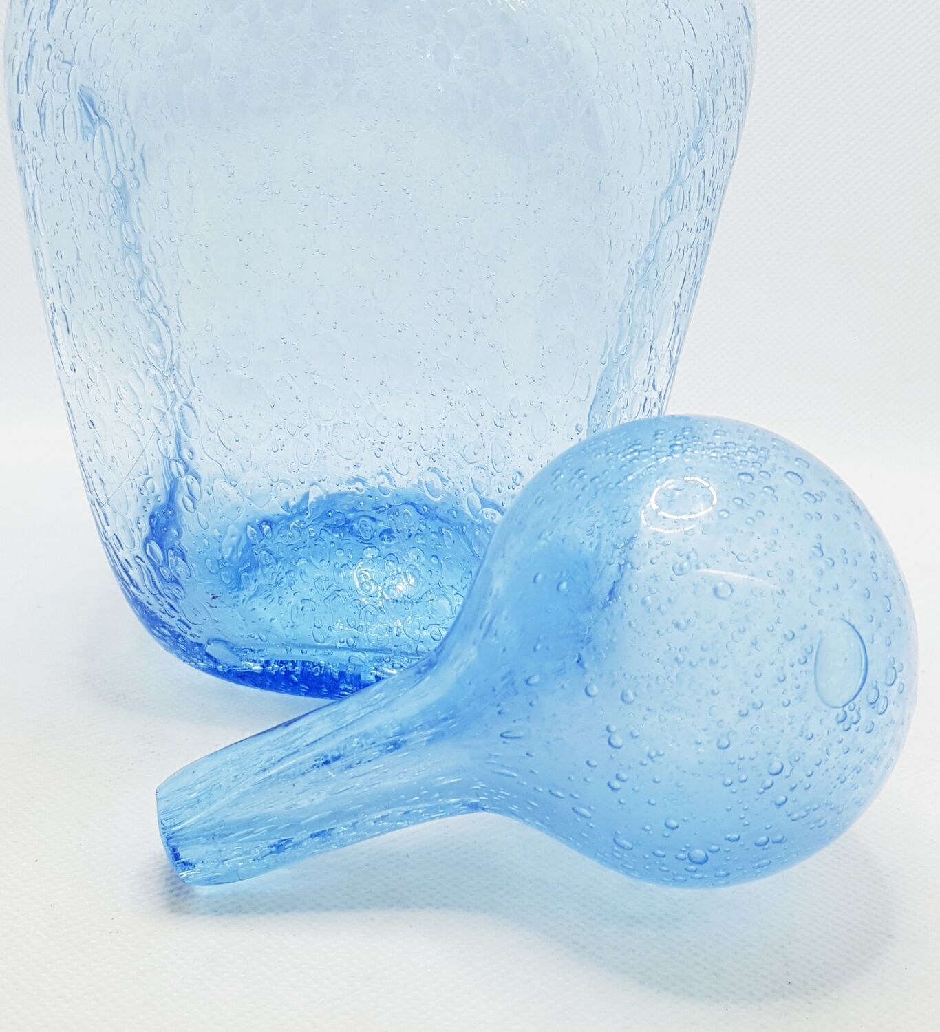 Carafe mauve soufflée à la main