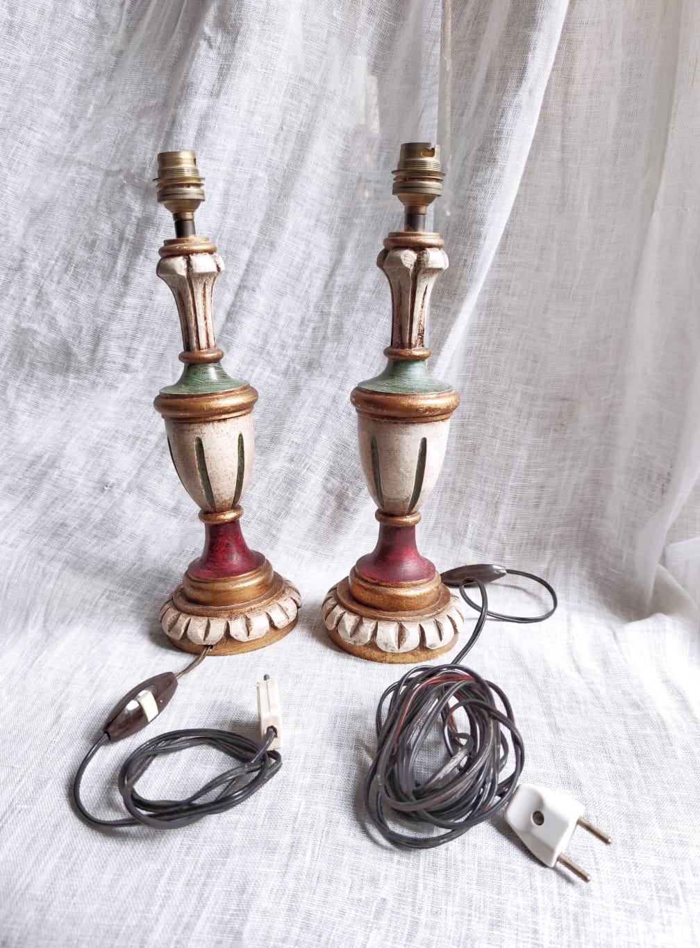 Paire de pieds de lampe en bois laqué