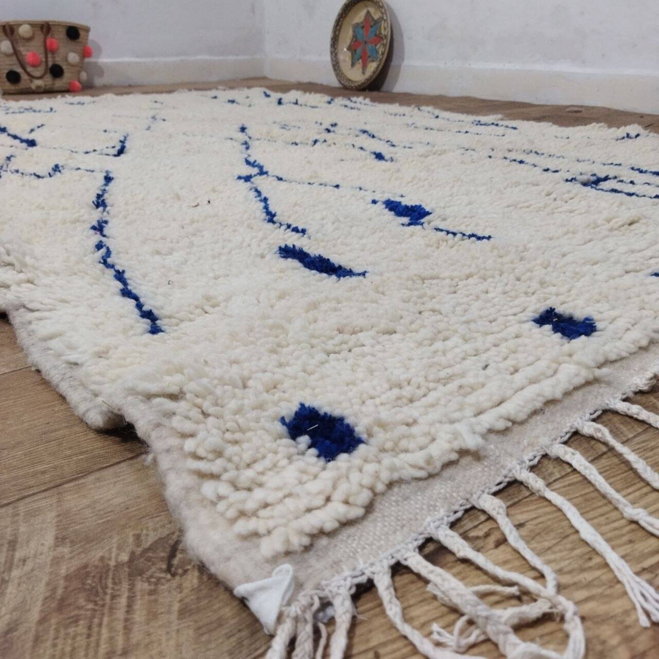 Moroccan Berber rug in cream and blue wool – 250 x 150 cm