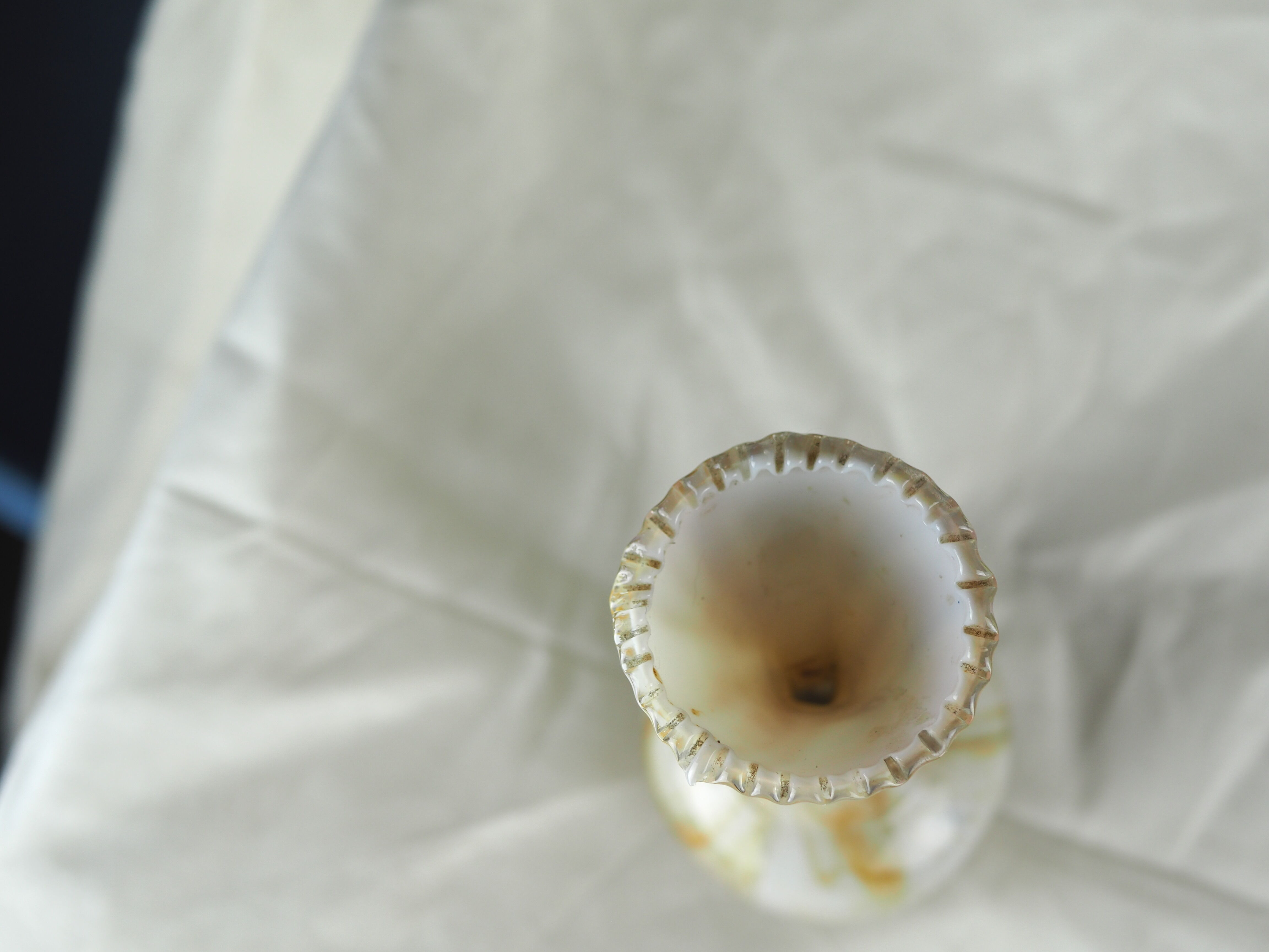 Blown glass vase with serrated neck, marbled white with gold inclusions - late nineteenth