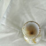 Vase en verre soufflé à col dentelé, blanc marbré à inclusions d'or - fin XIXème
