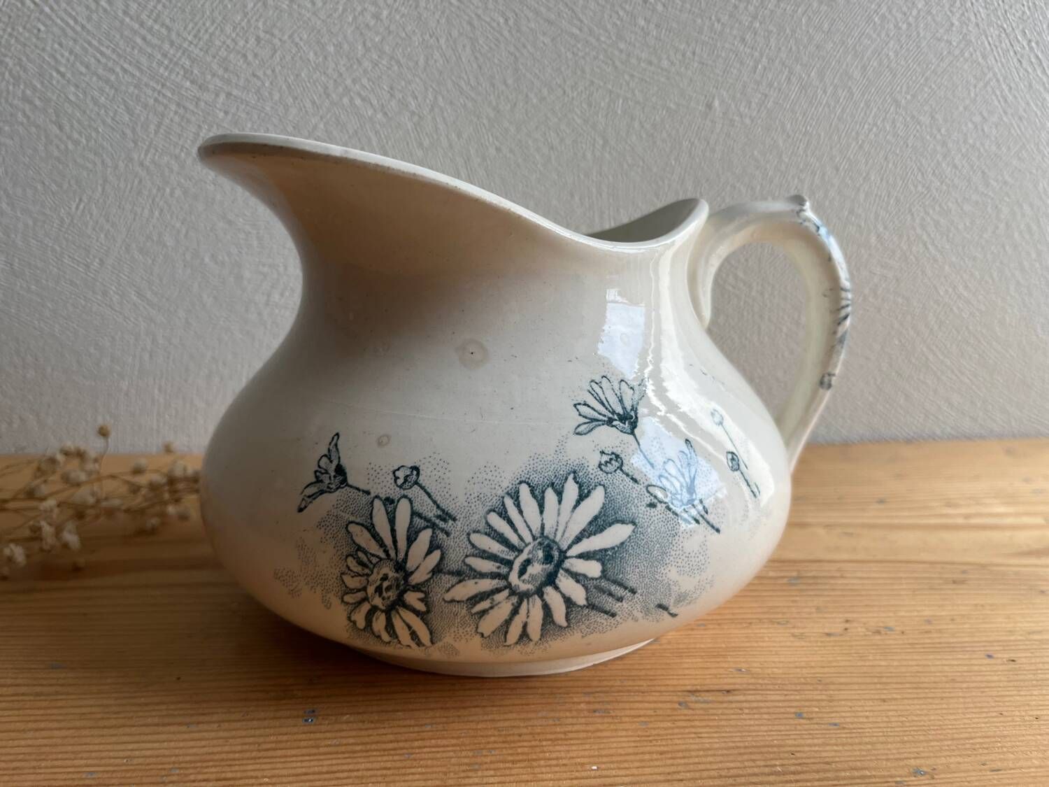 Old jug / pitcher with Daisy pattern from La Faïencerie Nouvelle in Givors.