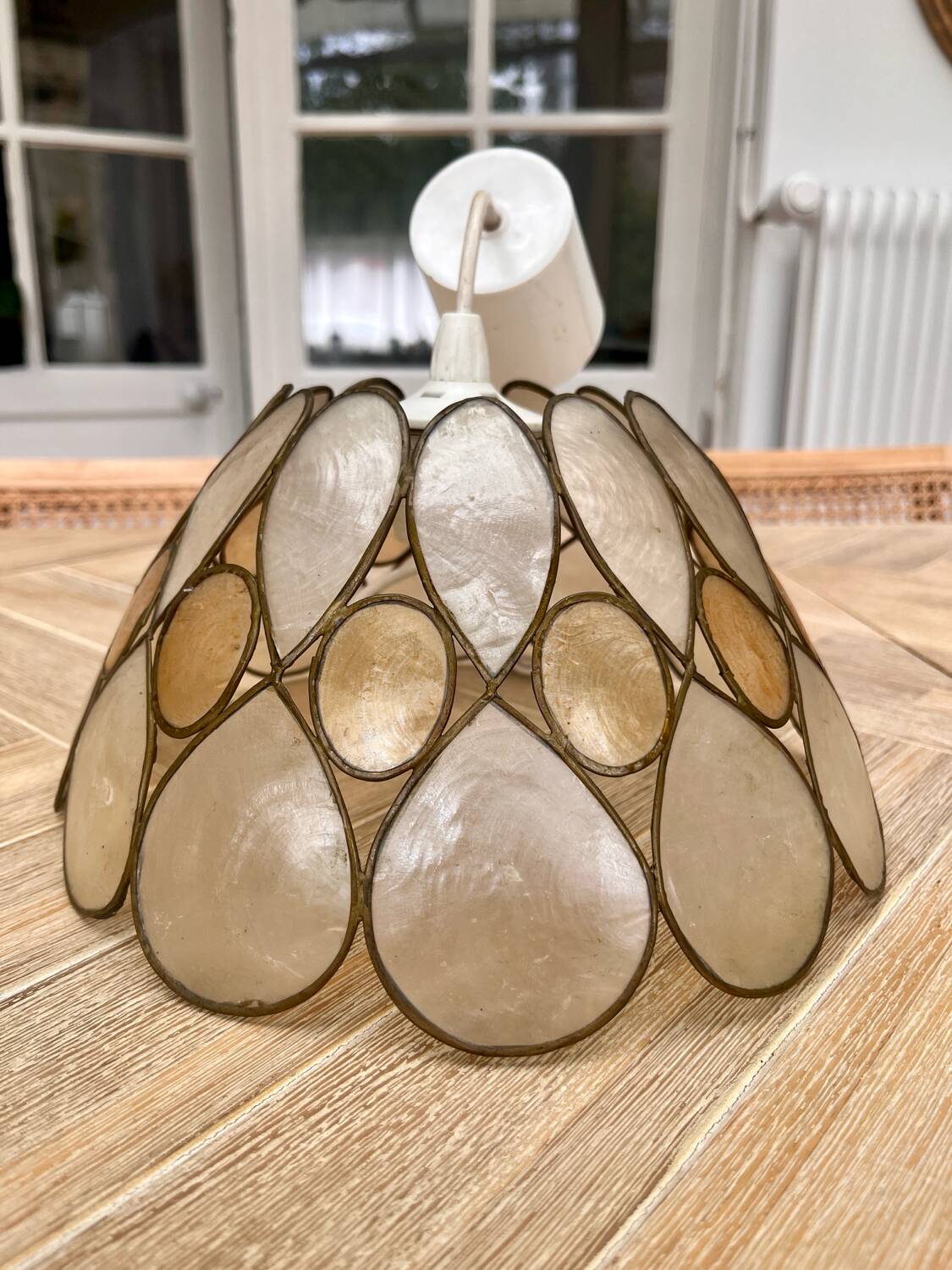 Beige mother-of-pearl "Petals" pendant