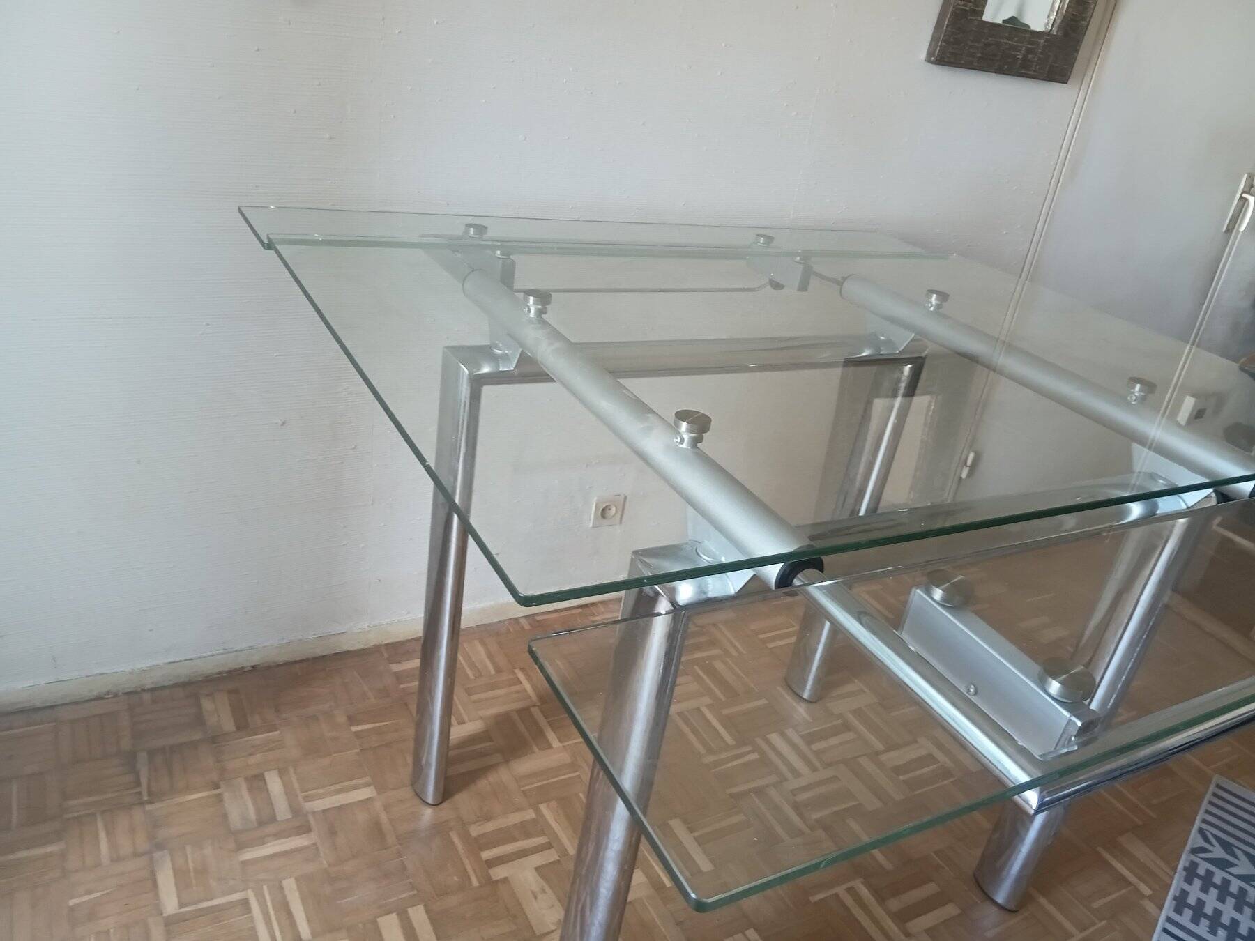 High table with tempered glass and chrome base.