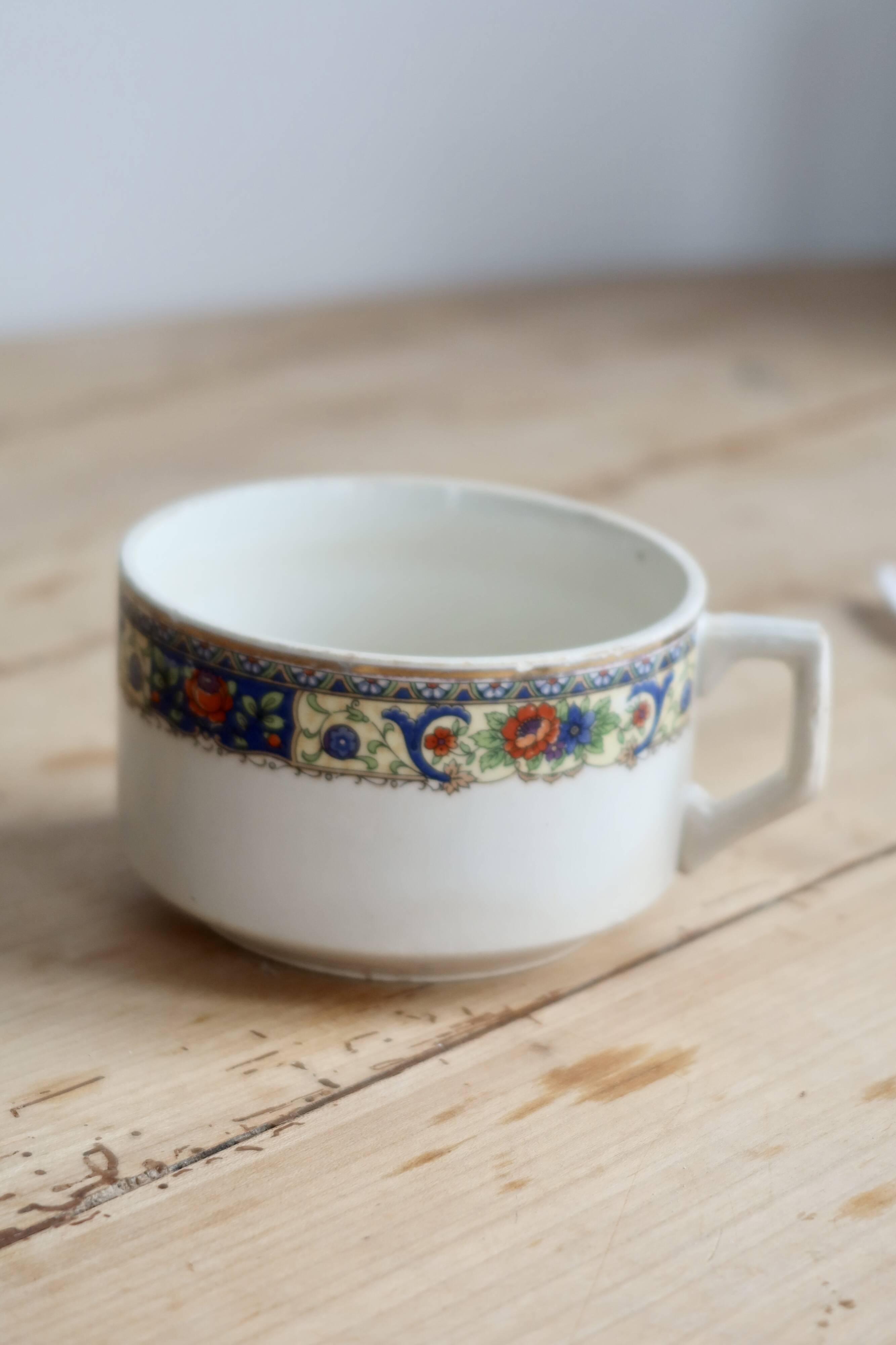 Ivory iron earth chocolate cup - Polychrome frieze decoration