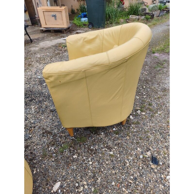 Paire de fauteuils simili cuir marron clair vintage