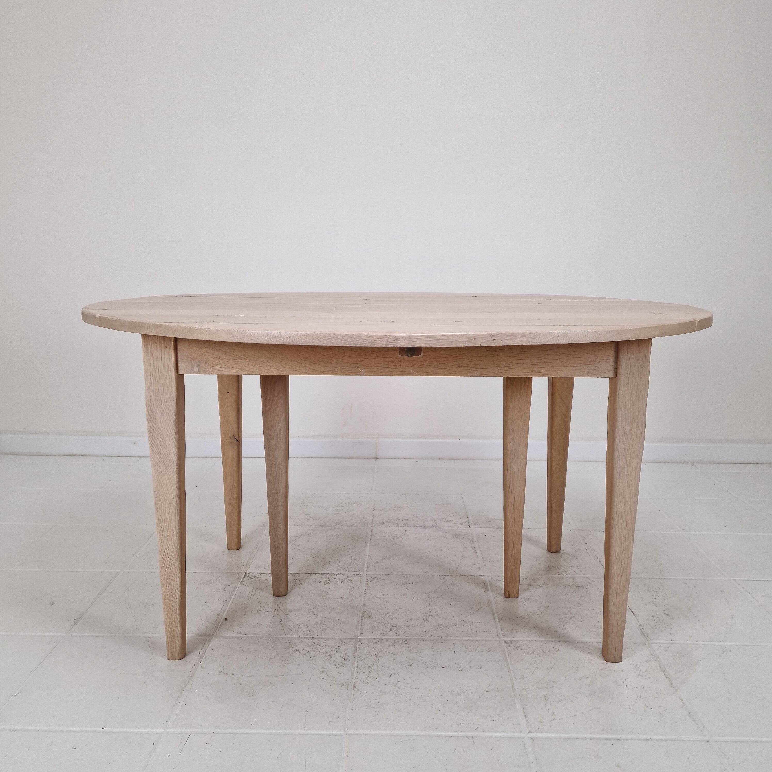Extendable Solid Oak Dining Table with 2 Leaves