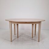 Extendable Solid Oak Dining Table with 2 Leaves