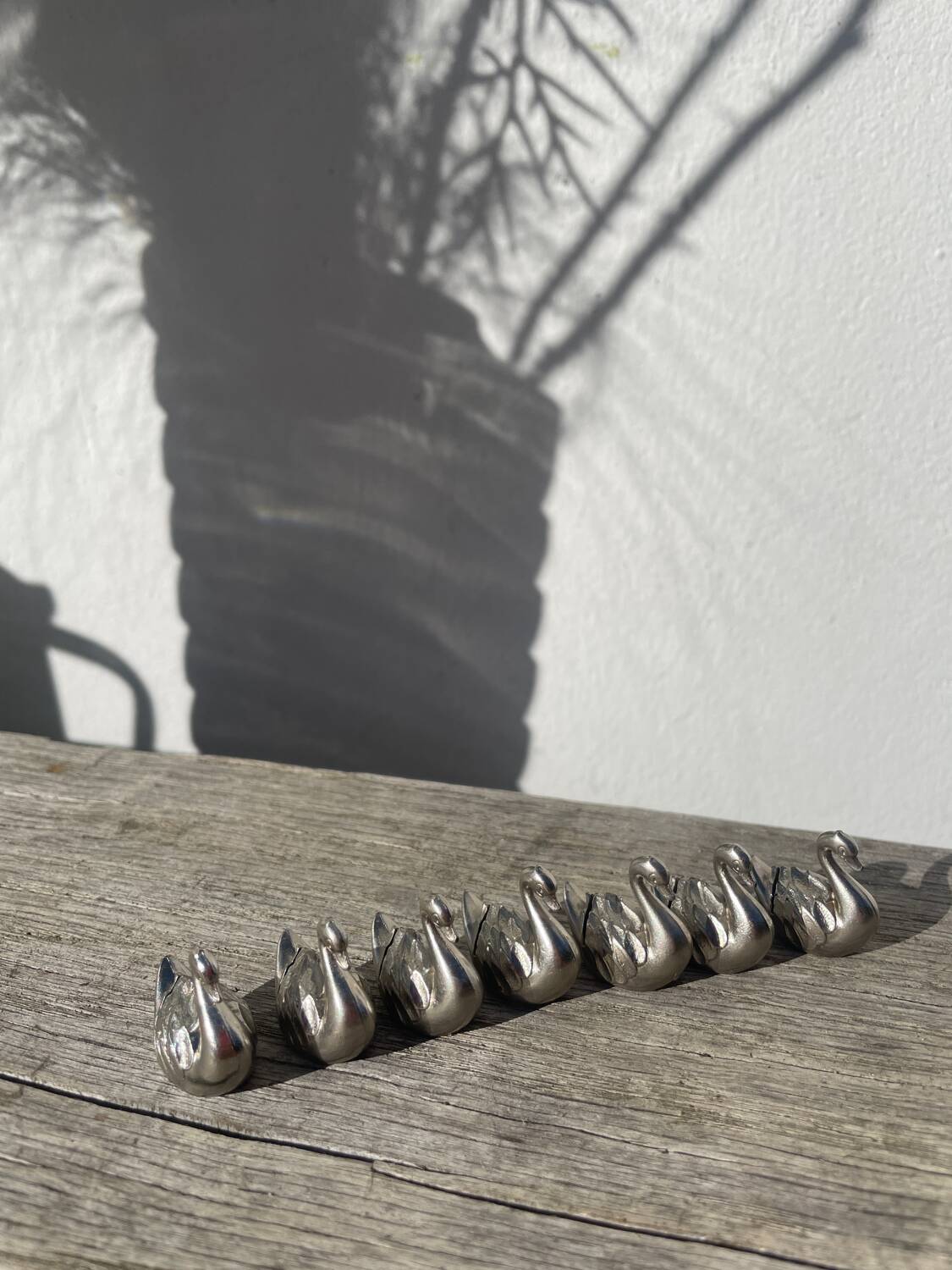 7 silver-plated metal swan name tags