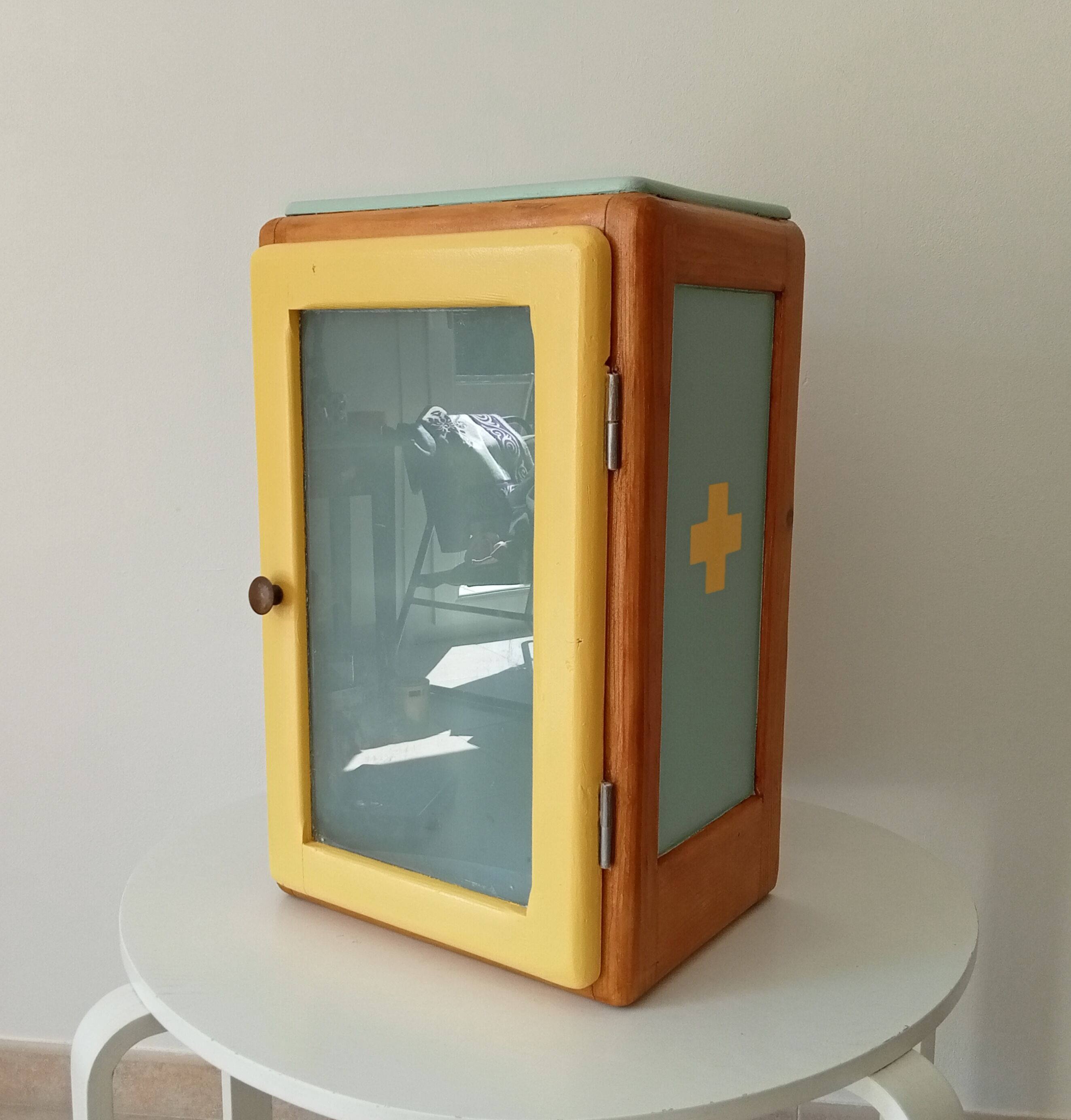Vintage medicine cabinet 50s