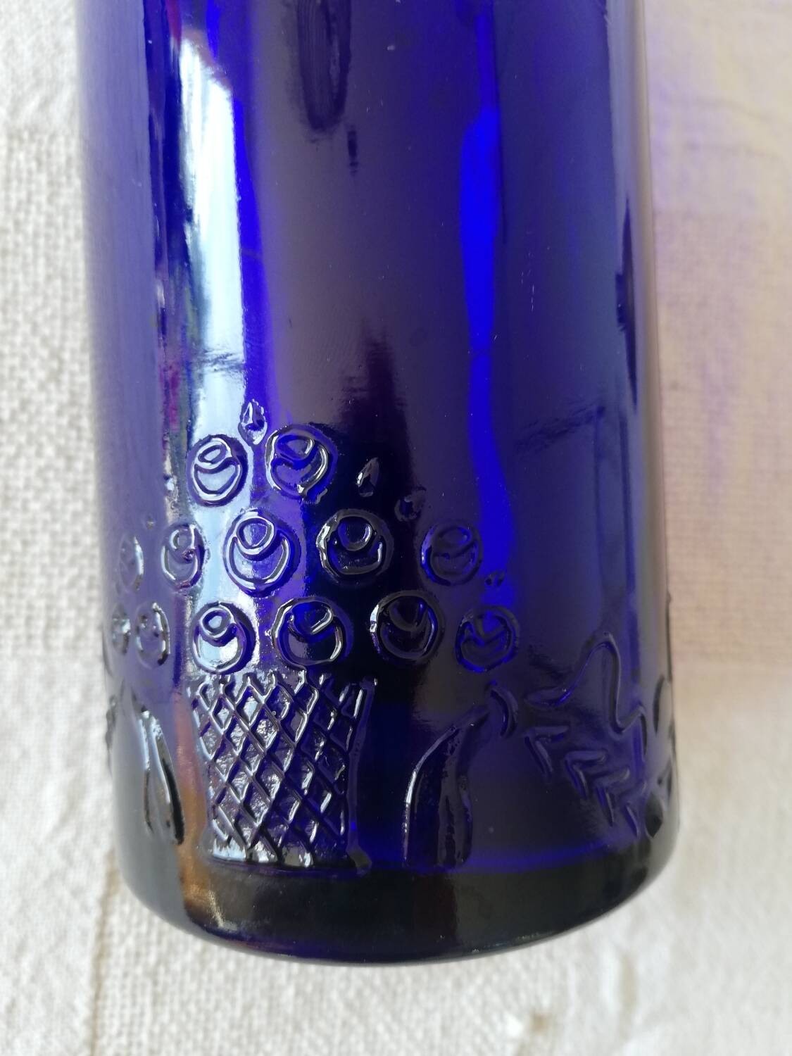 Vintage cobalt blue bottle 80's floral decoration garlands in relief