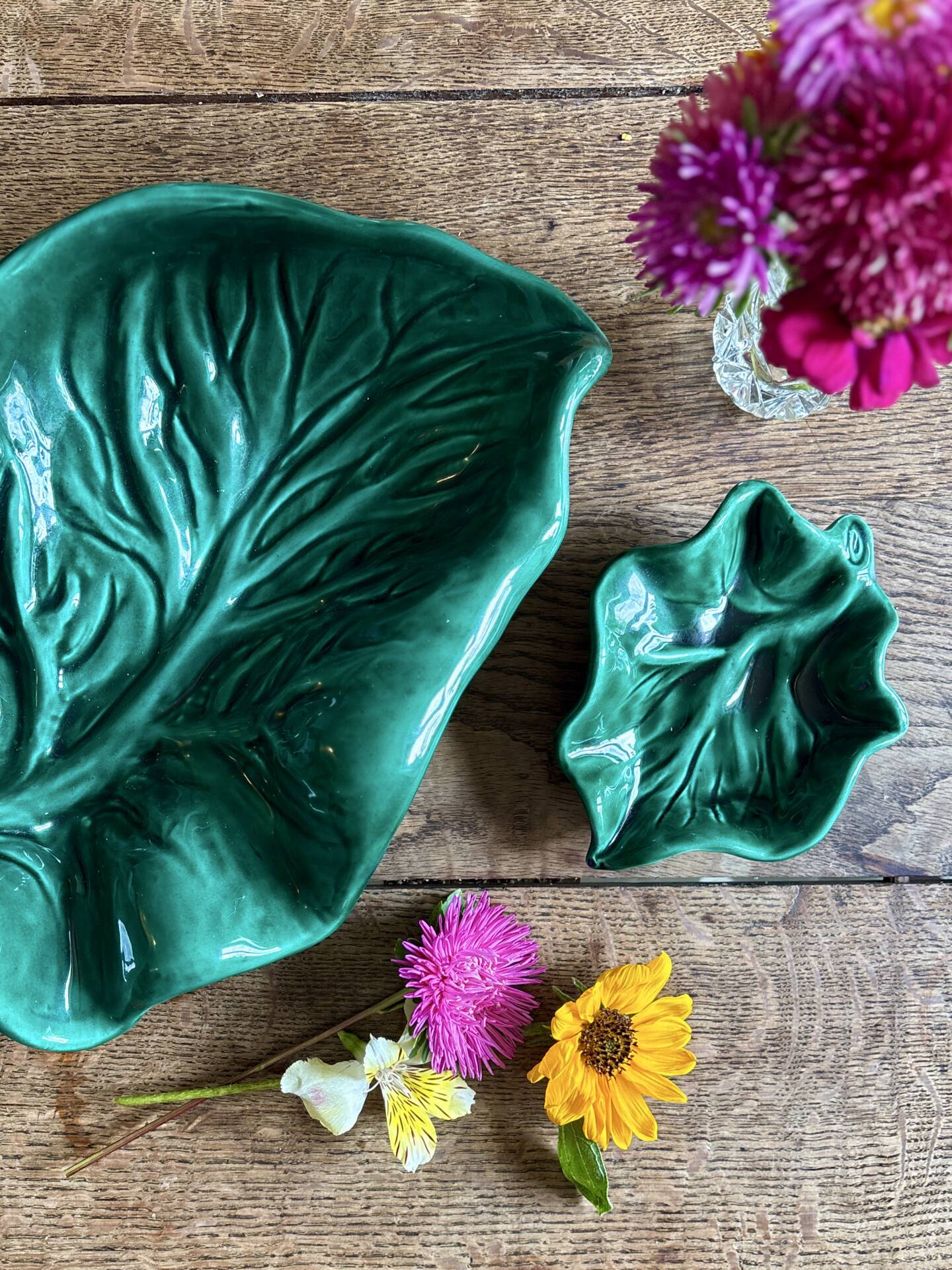 Set of 2 vintage leaf-shaped dishes in majolica.