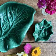 Set of 2 vintage leaf-shaped dishes in majolica.