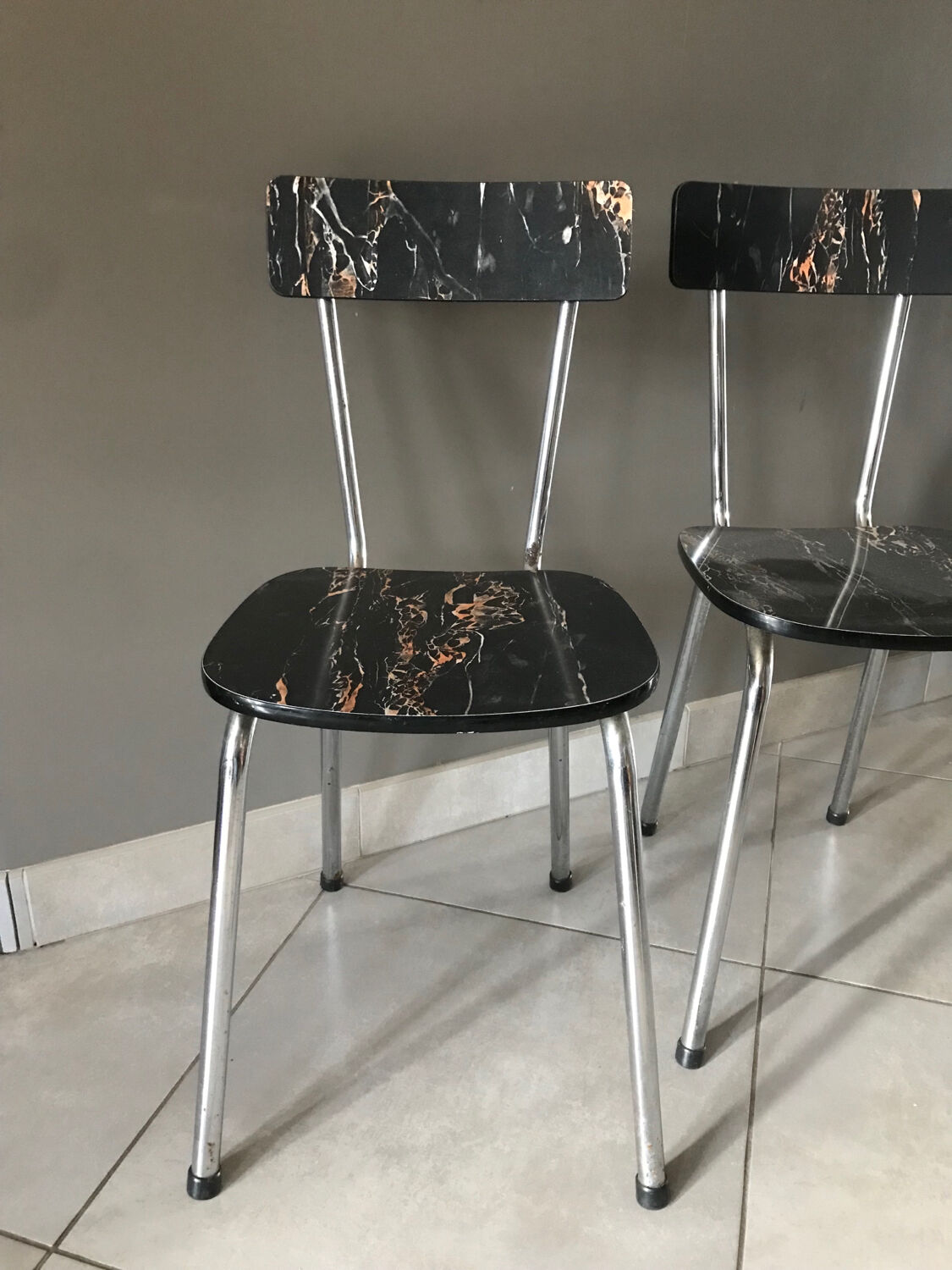 Chaises en Formica noir marbré