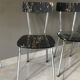 Chaises en Formica noir marbré