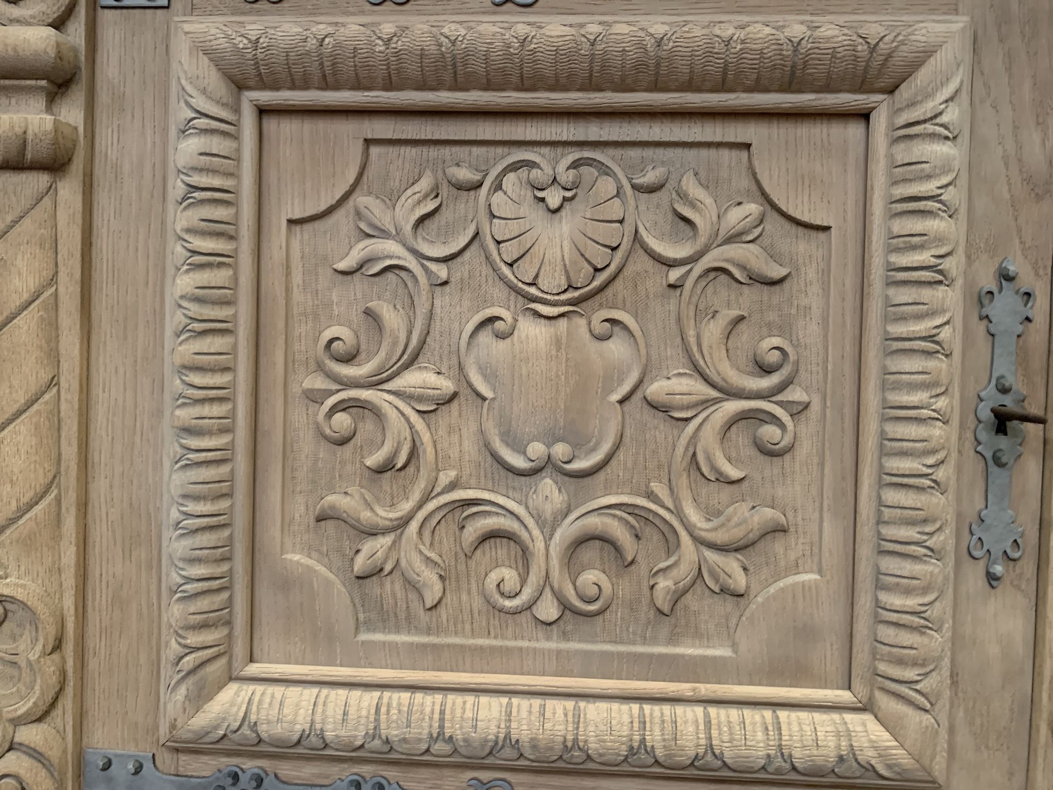 Buffet de style Renaissance en chêne massif XX siècle